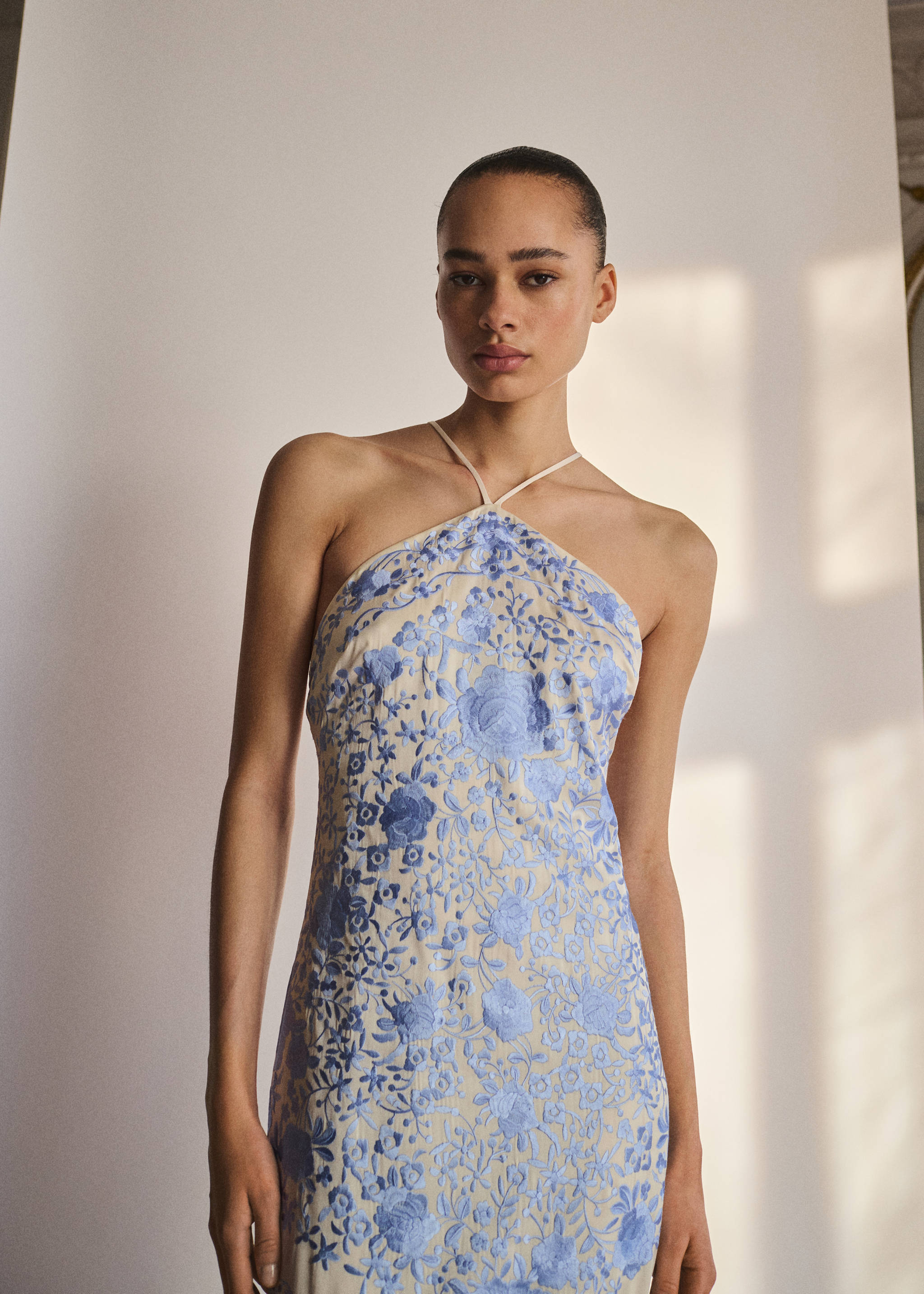 Vestito ricamato con fiori e dettagli con frange - Piano medio