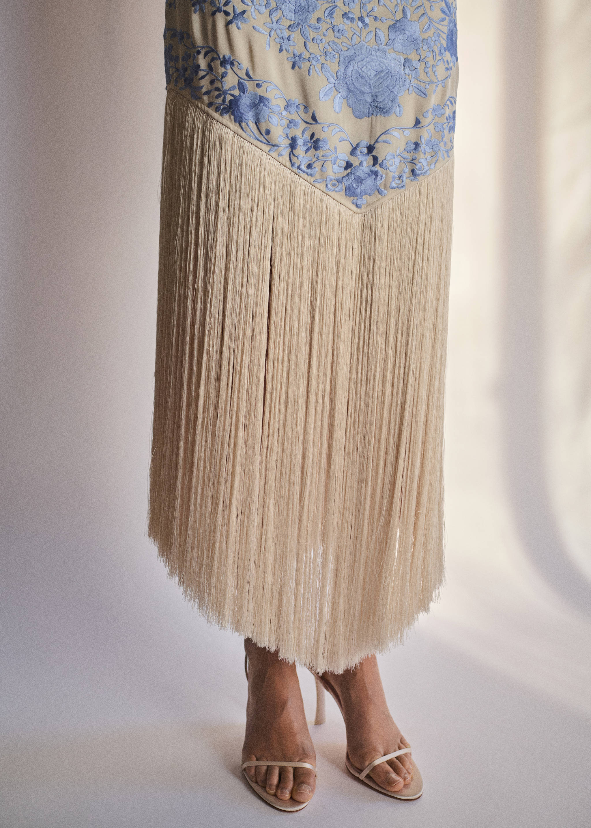 Vestito ricamato con fiori e dettagli con frange - Dettaglio dell'articolo 3
