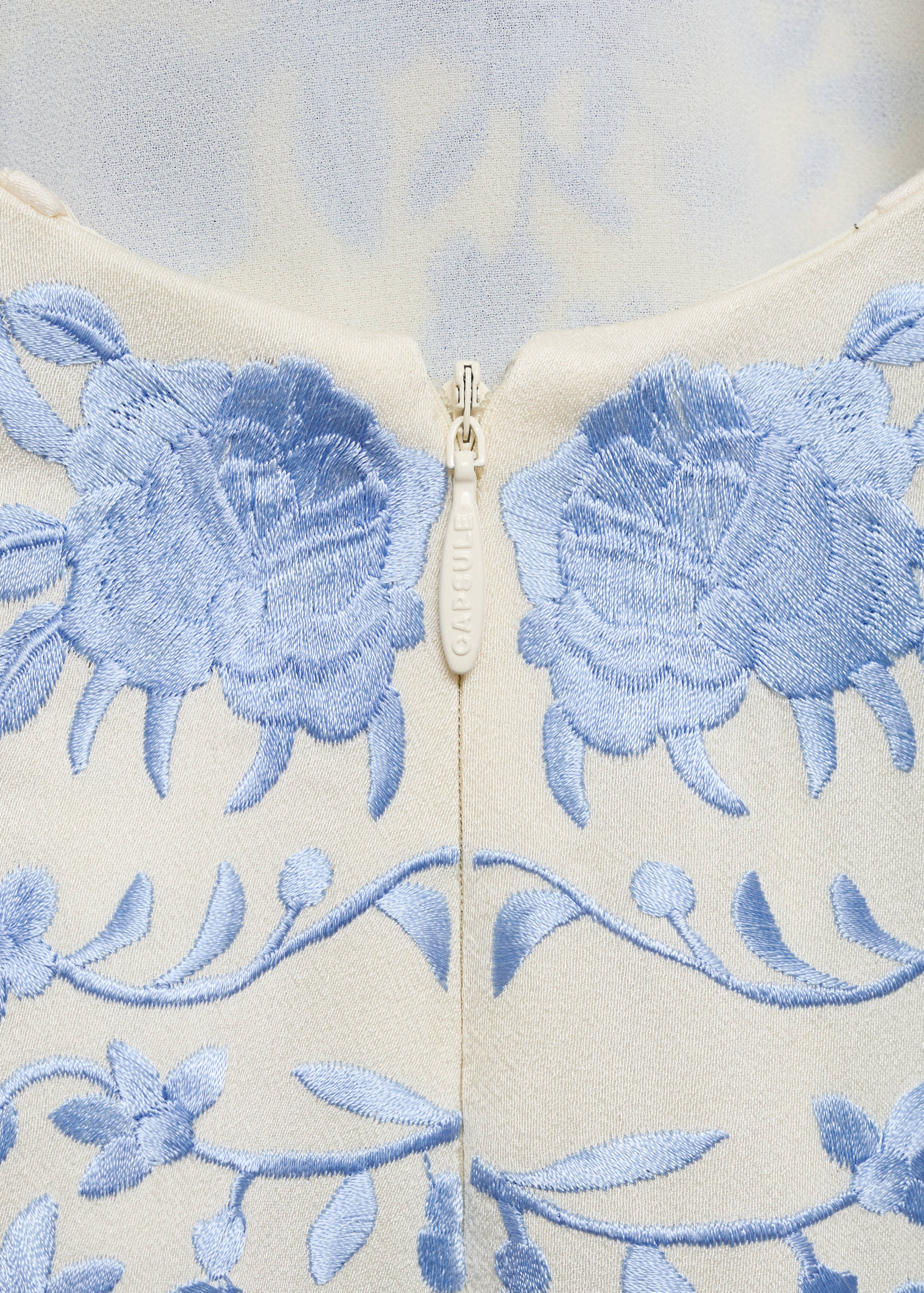Vestito ricamato con fiori e dettagli con frange - Dettaglio dell'articolo 0