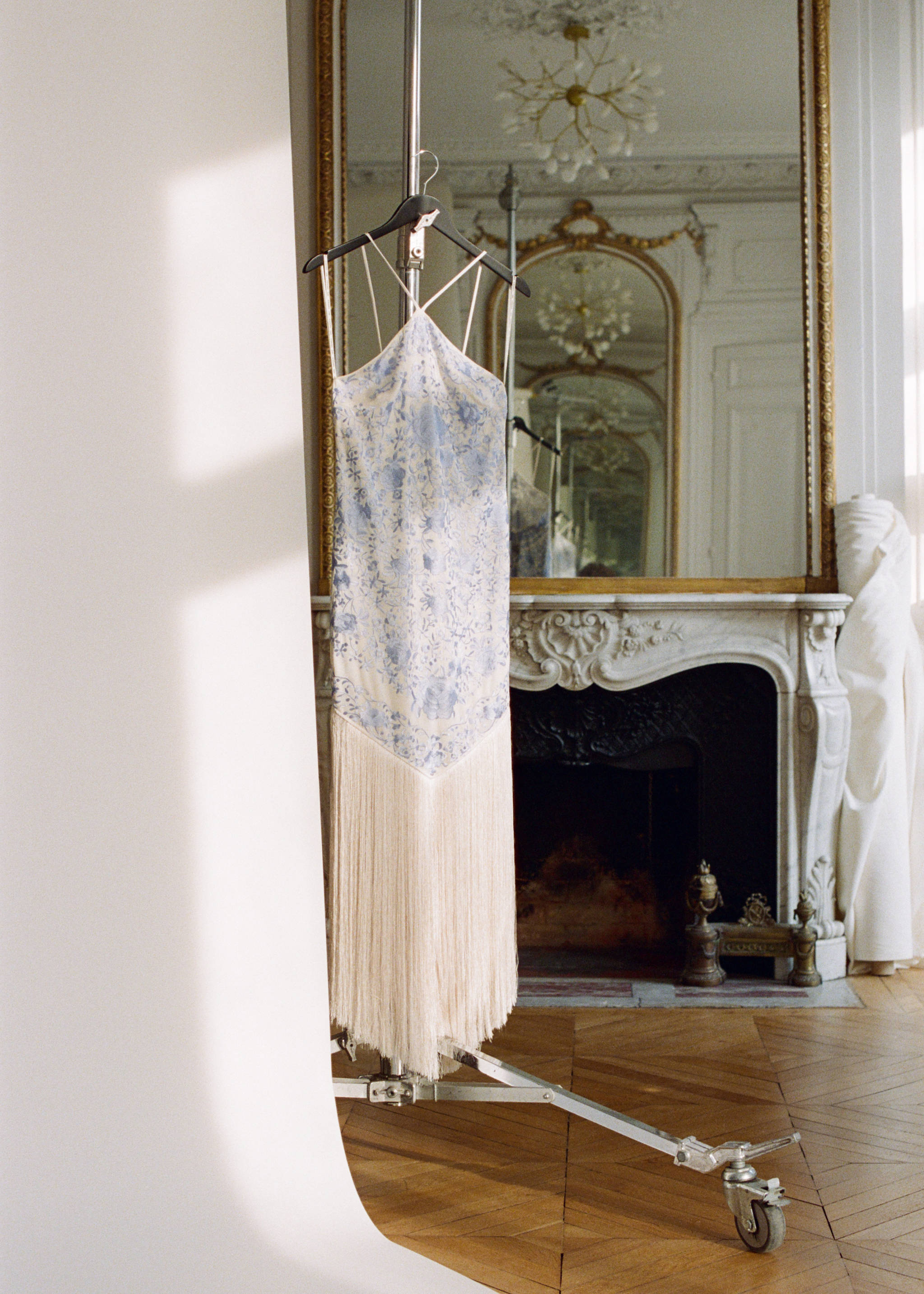 Vestito ricamato con fiori e dettagli con frange - Dettaglio dell'articolo 9