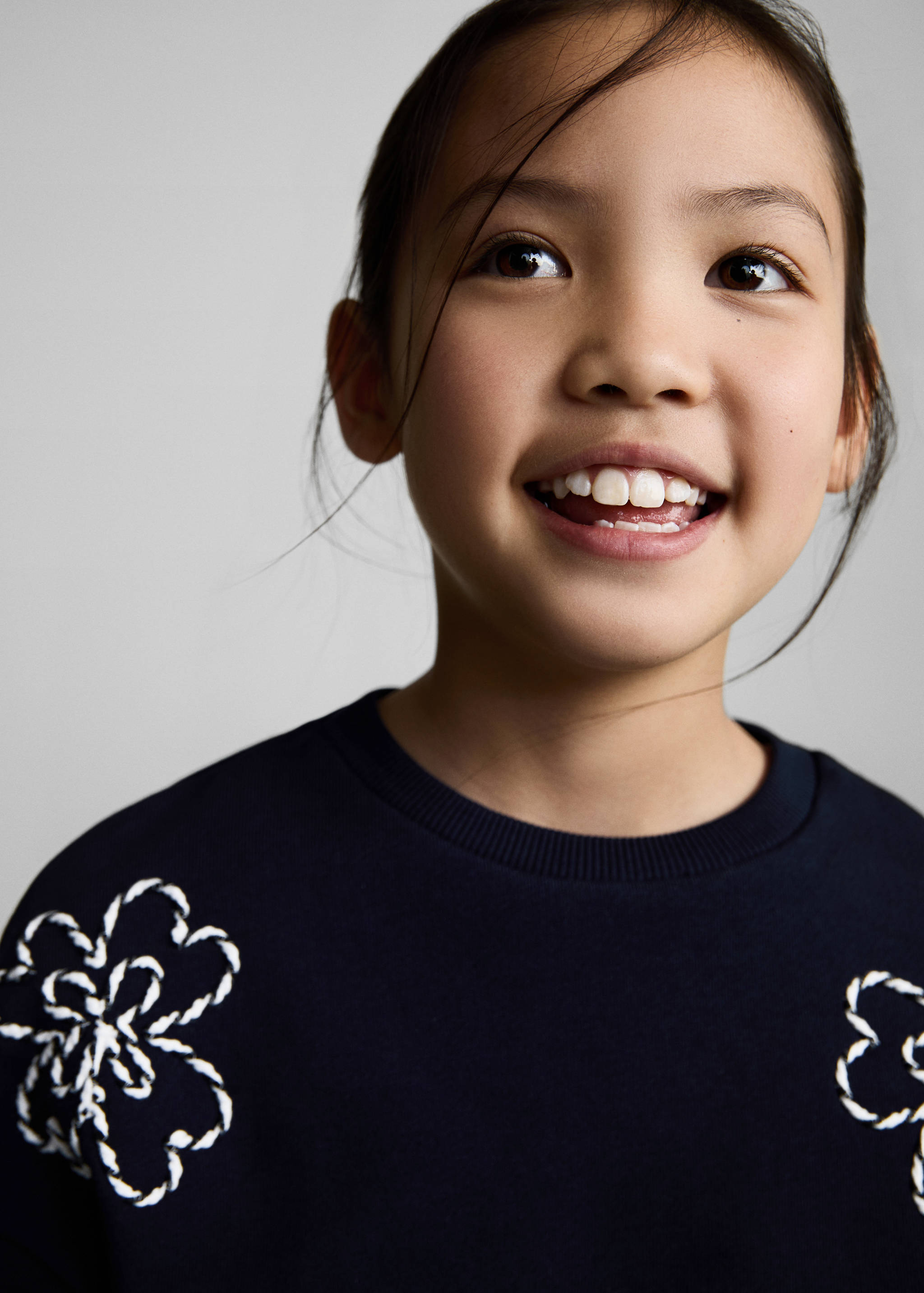 Cotton sweatshirt with embroidered flowers - Details of the article 1