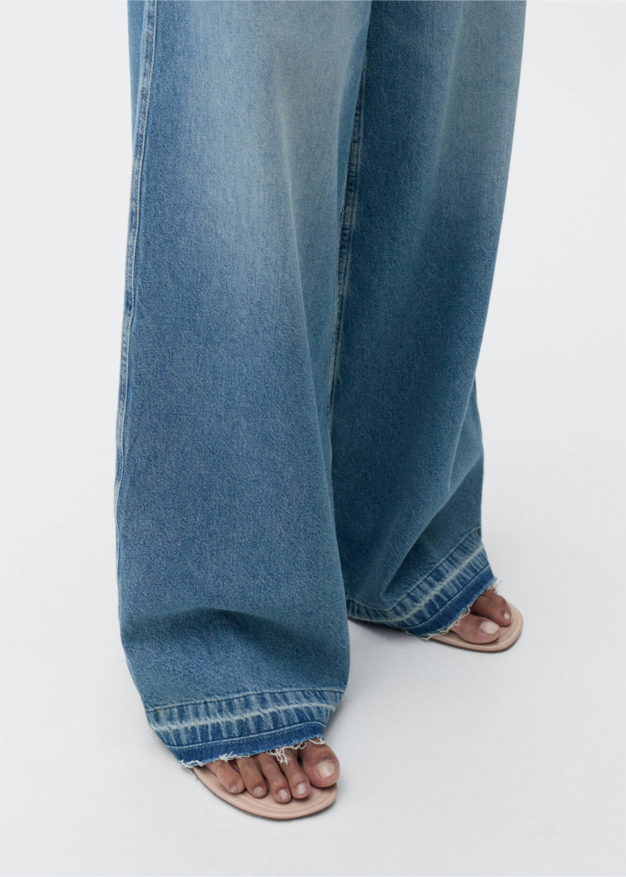 Wide leg jeans with frayed hem - Details of the article 4, Medium Blue. Ref: 87035992-00.