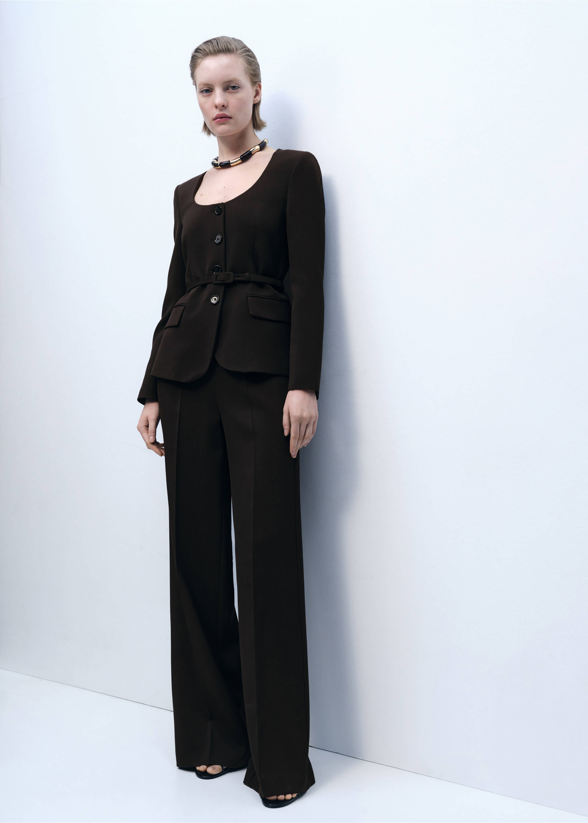 Pantalon droit costume - Plan général, Chocolat. Ref: 87036374-00.