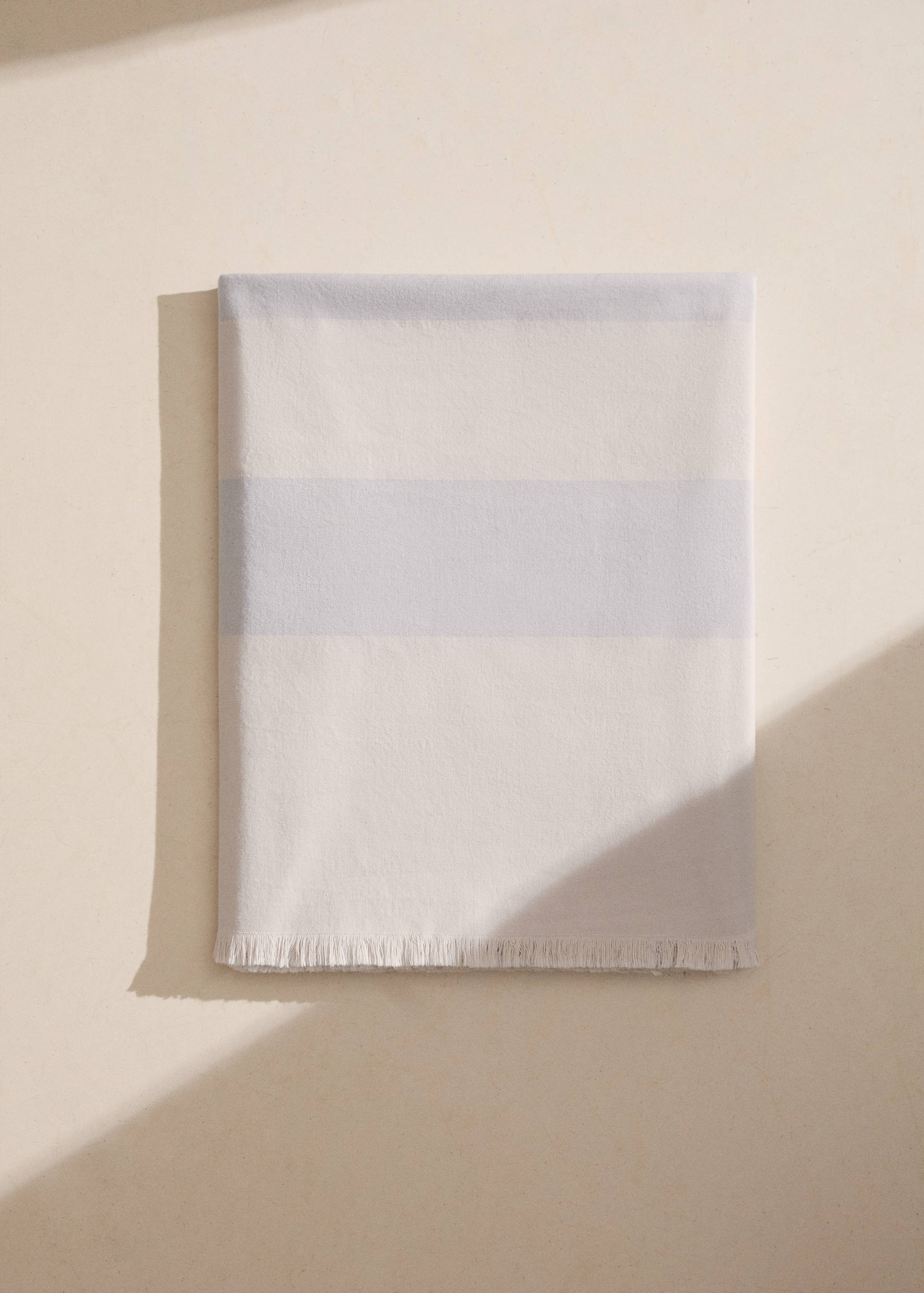 Cotton beach towel with stripes and fringed trim - General plane