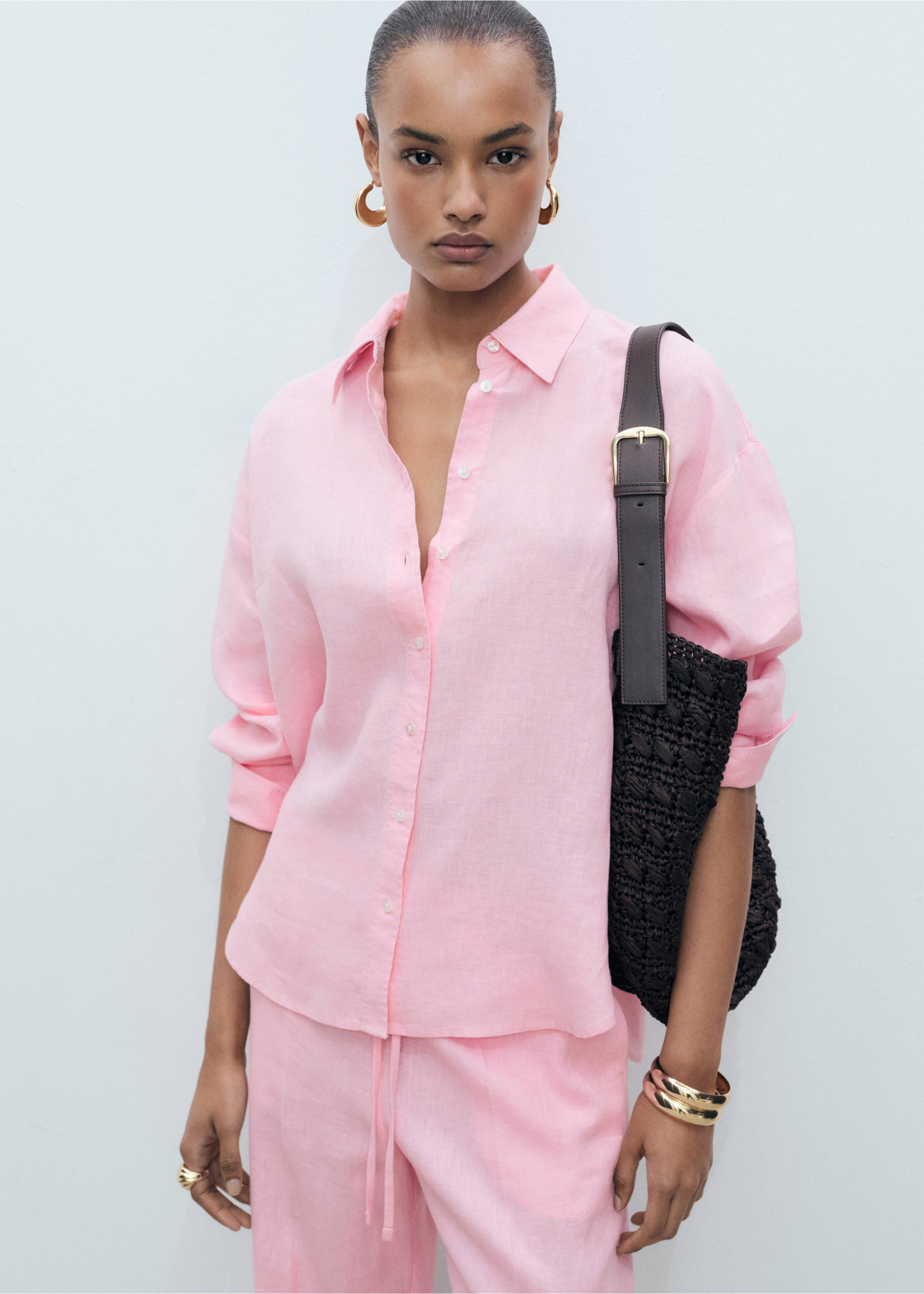Linen oversized shirt - Details of the article 2, Light Pink. Ref: 87037162-00.