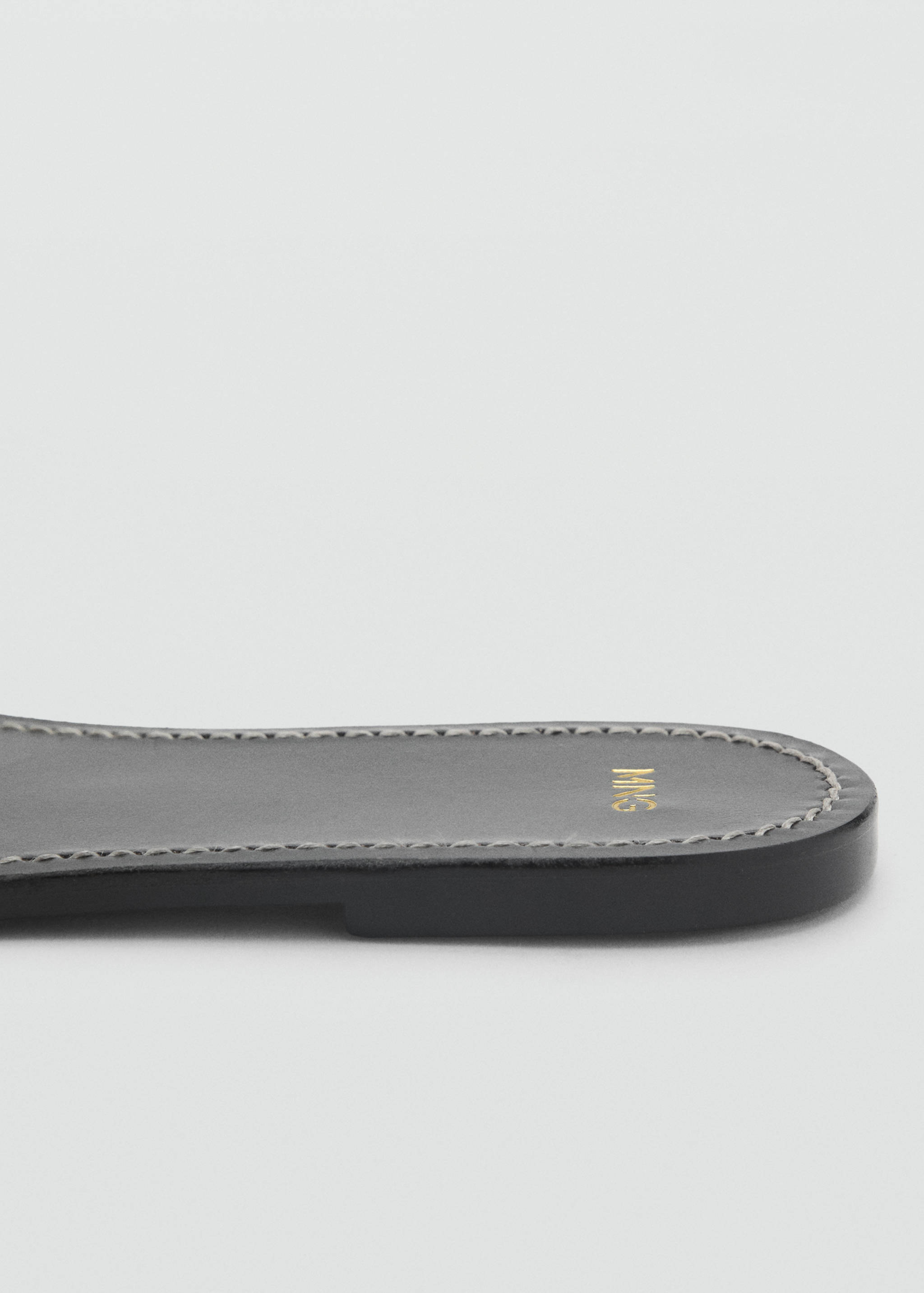 Leather sandals with intertwined strap - Details of the article 1