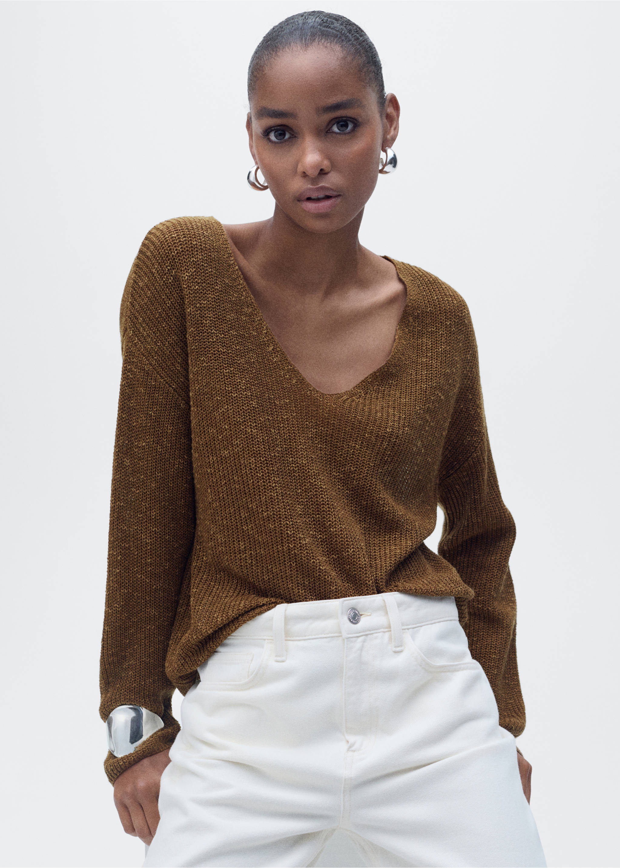 V-neck knit sweater - Details of the article 2, Tobacco Brown. Ref: 87037165-00.