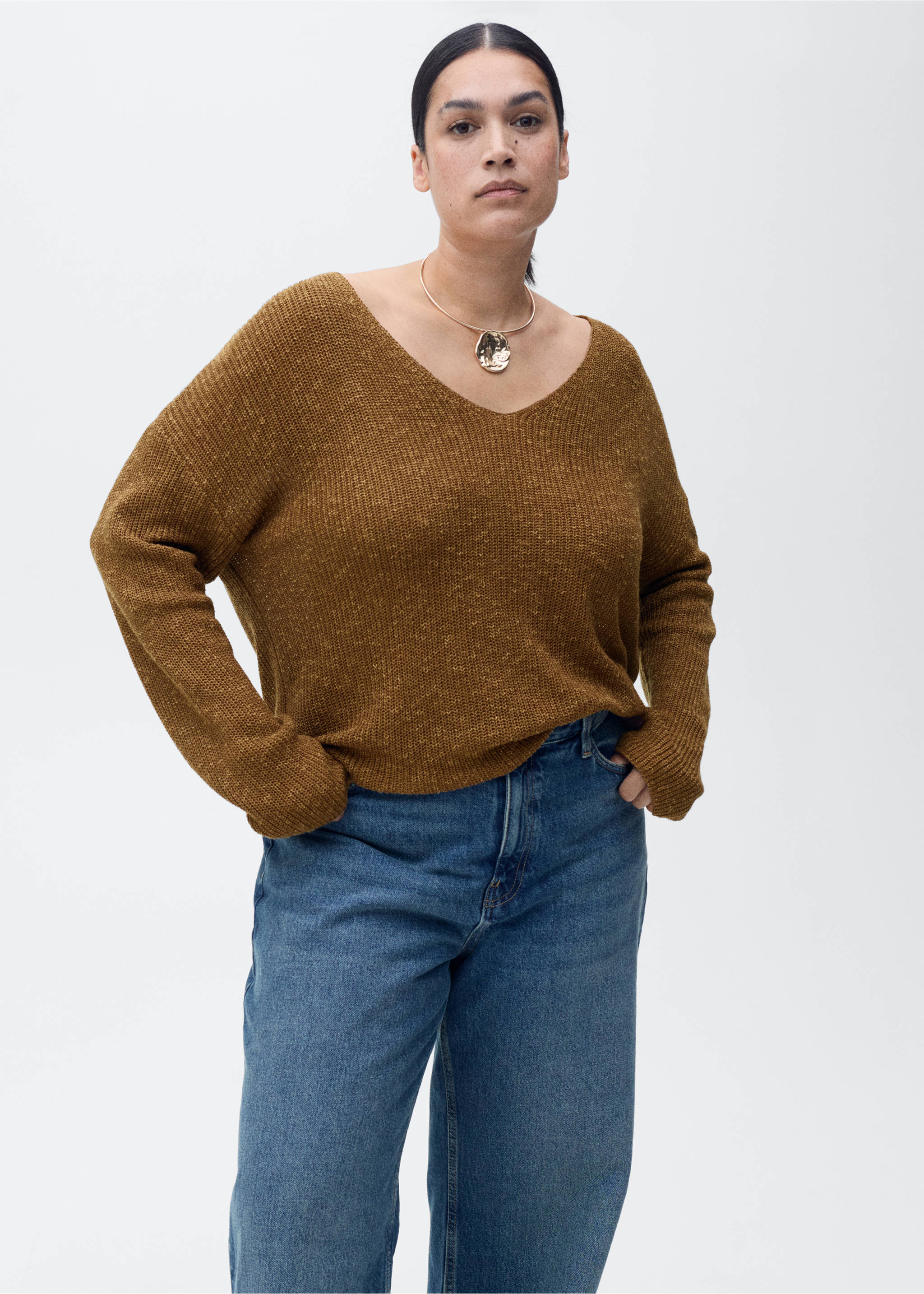 V-neck knit sweater - Details of the article 5, Tobacco Brown. Ref: 87037165-00.