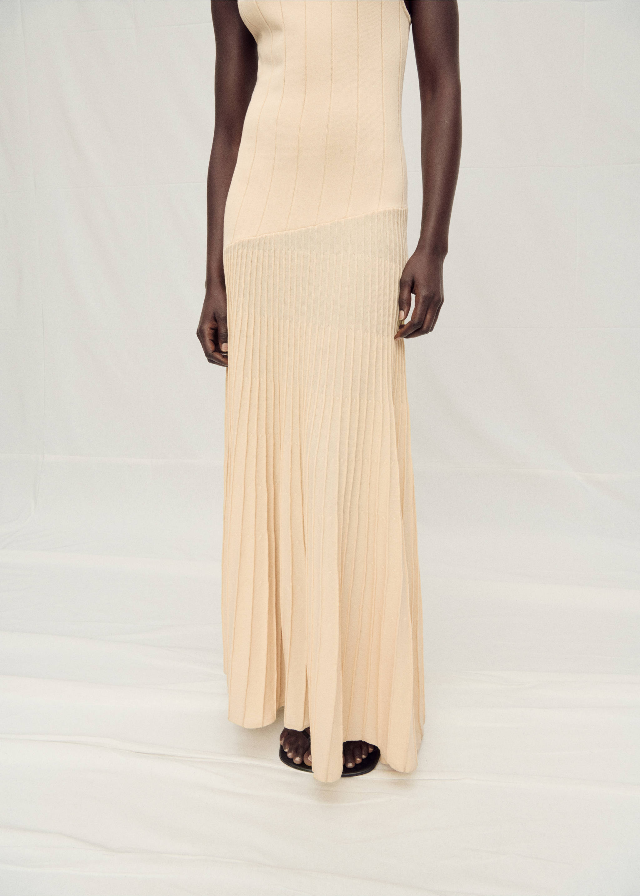 Pleated knitted dress - Details of the article 1, Medium Brown. Ref: 87037173-00.