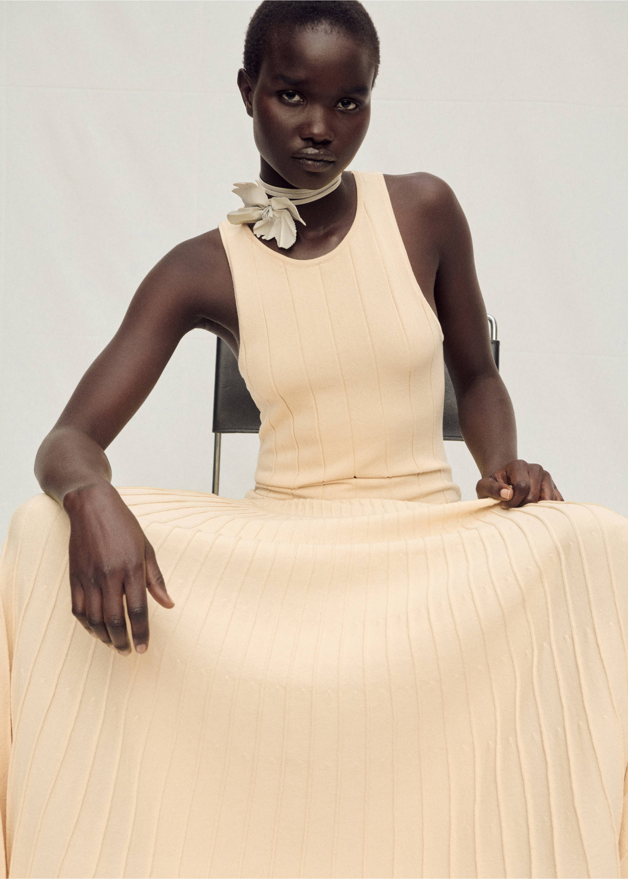 Pleated knitted dress - Details of the article 6, Medium Brown. Ref: 87037173-00.