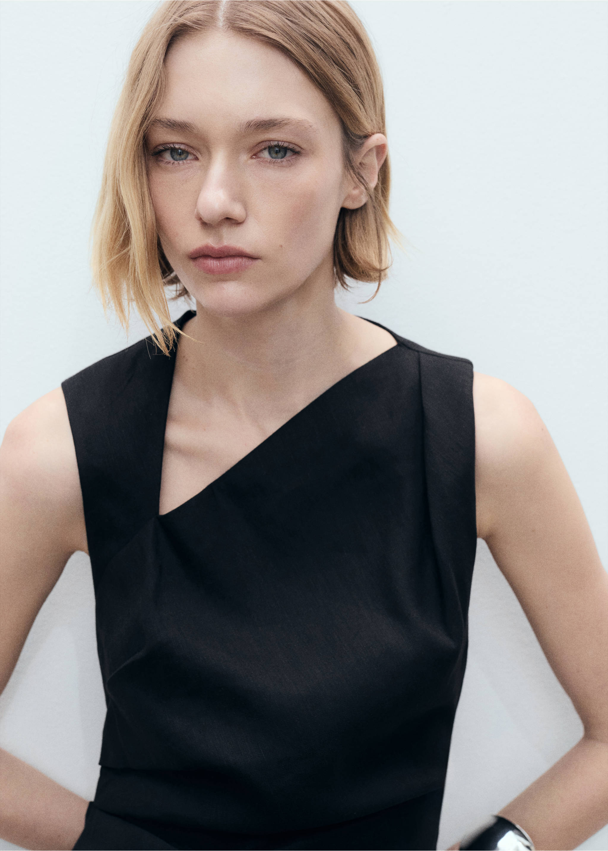 Robe lin asymétrique - Détail de l'article 1, Noir. Ref: 87037175-00.