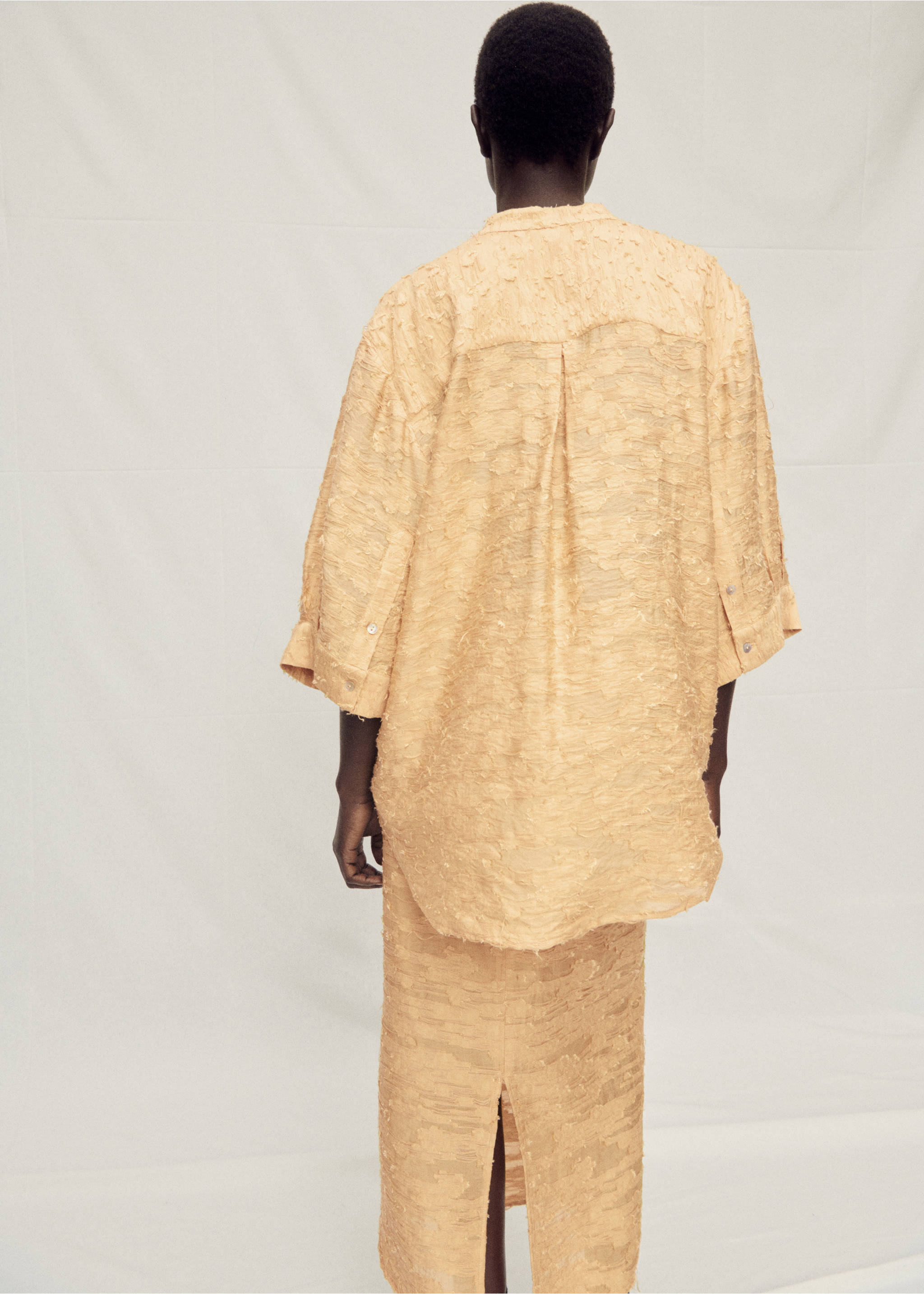 Textured oversize shirt - Reverse of the article, Ochre. Ref: 87037178-00.