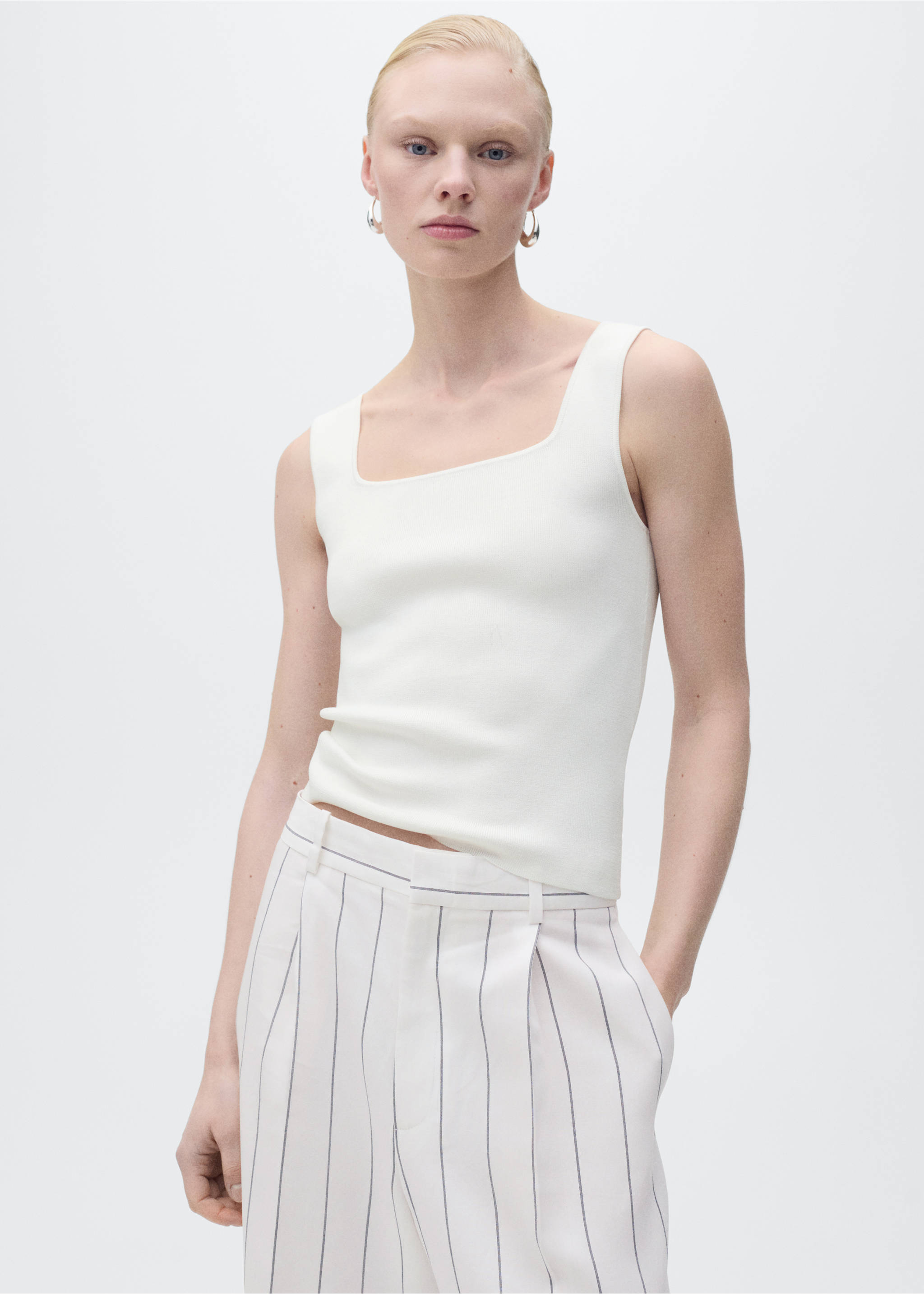 Feinstrick-Top mit tiefem Ausschnitt - Mittlere Ansicht, Cremeweiß. Ref: 87037183-00.