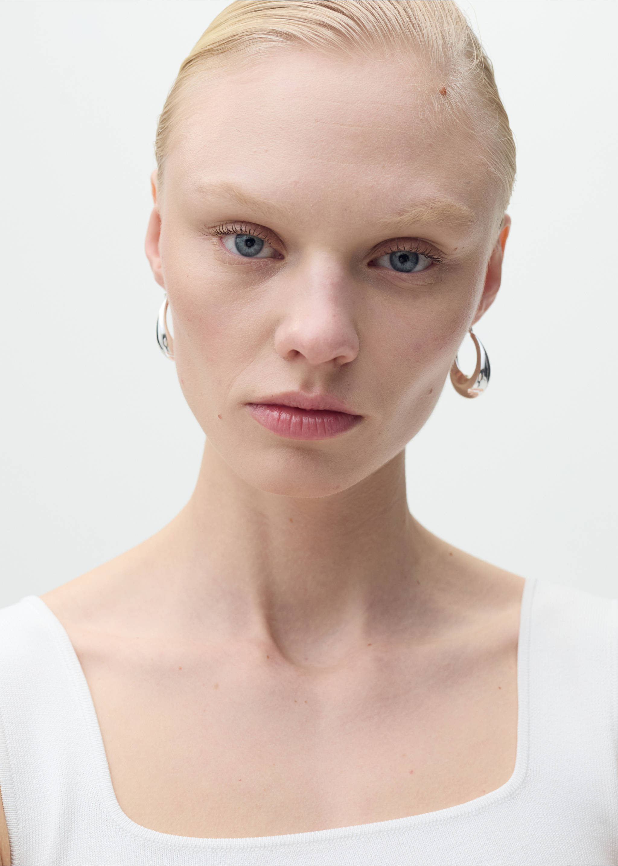 Feinstrick-Top mit tiefem Ausschnitt - Detail des Artikels 1, Cremeweiß. Ref: 87037183-00.