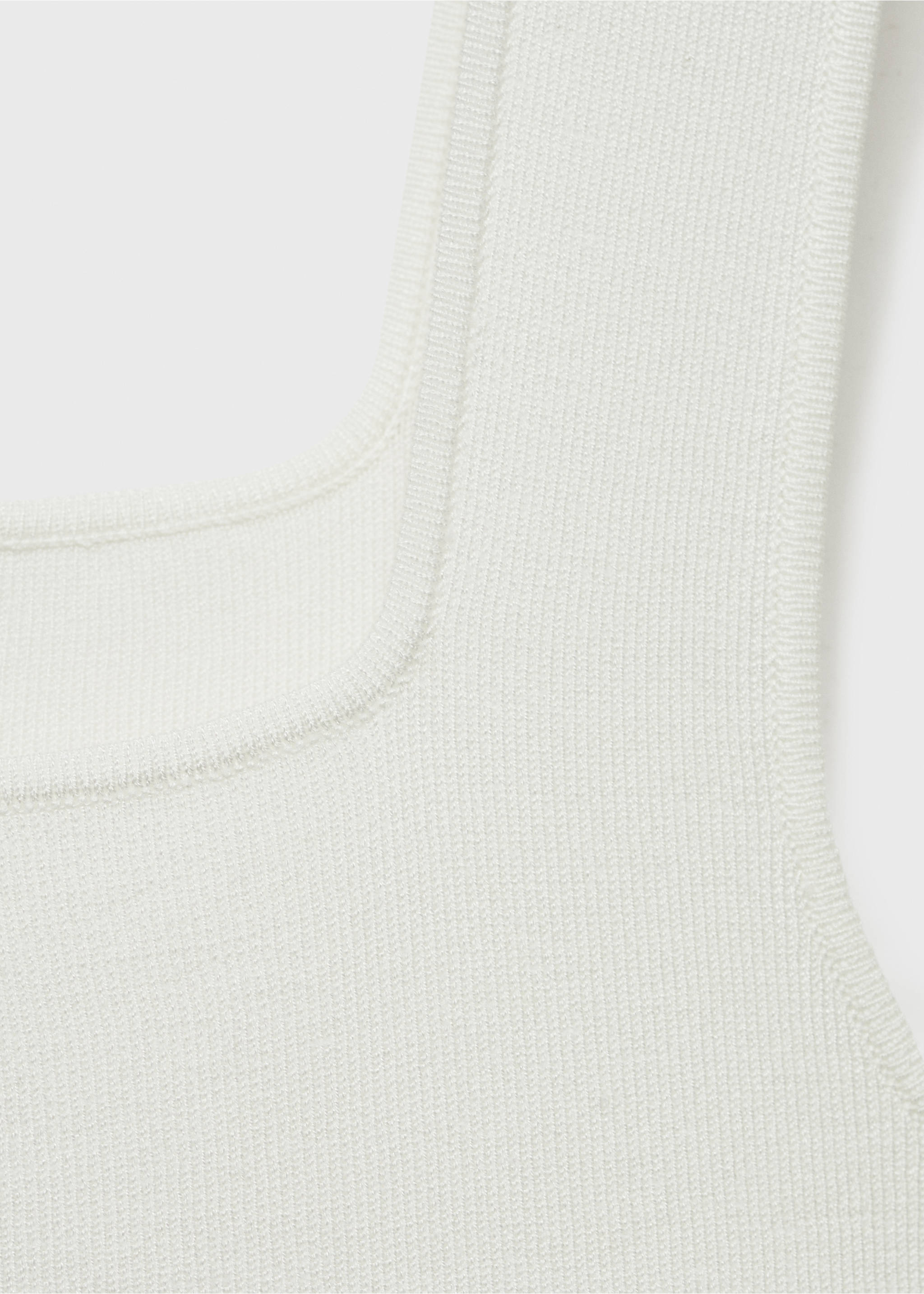 Feinstrick-Top mit tiefem Ausschnitt - Detail des Artikels 8, Cremeweiß. Ref: 87037183-00.