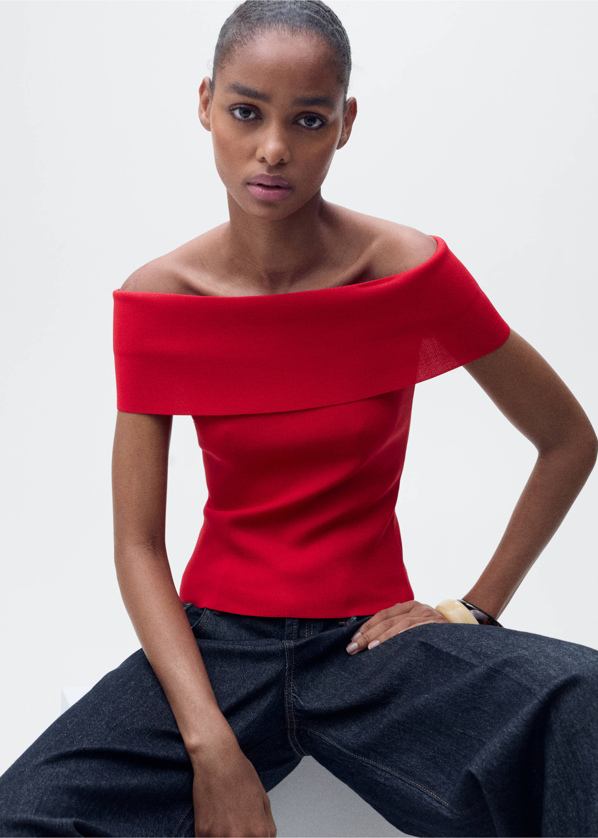 Off-the-shoulder knitted top - Details of the article 2, Red. Ref: 87037185-00.
