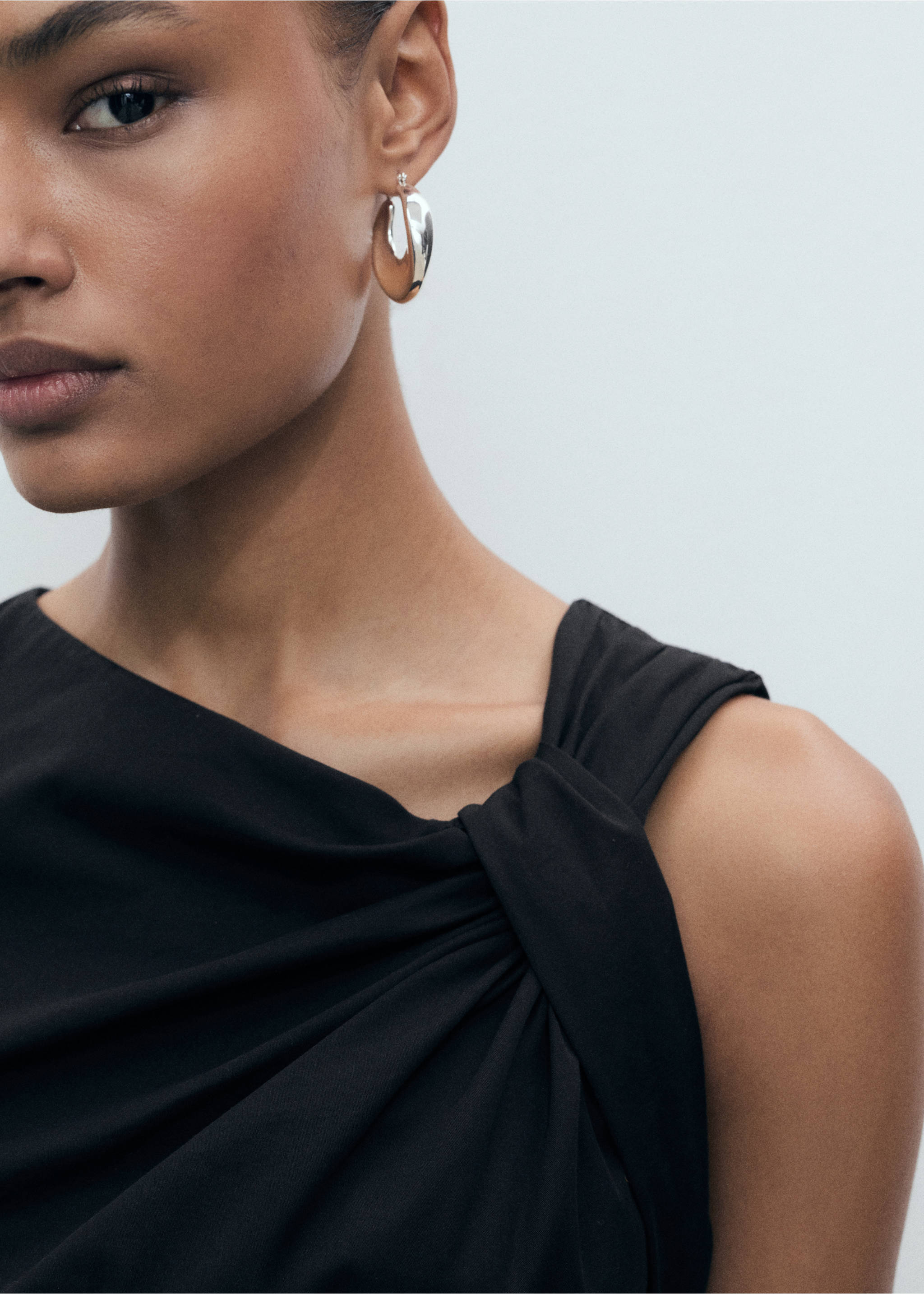 Mono largo culotte cuello drapeado - Detalle del artículo 1, Negro. Ref: 87037195-00.