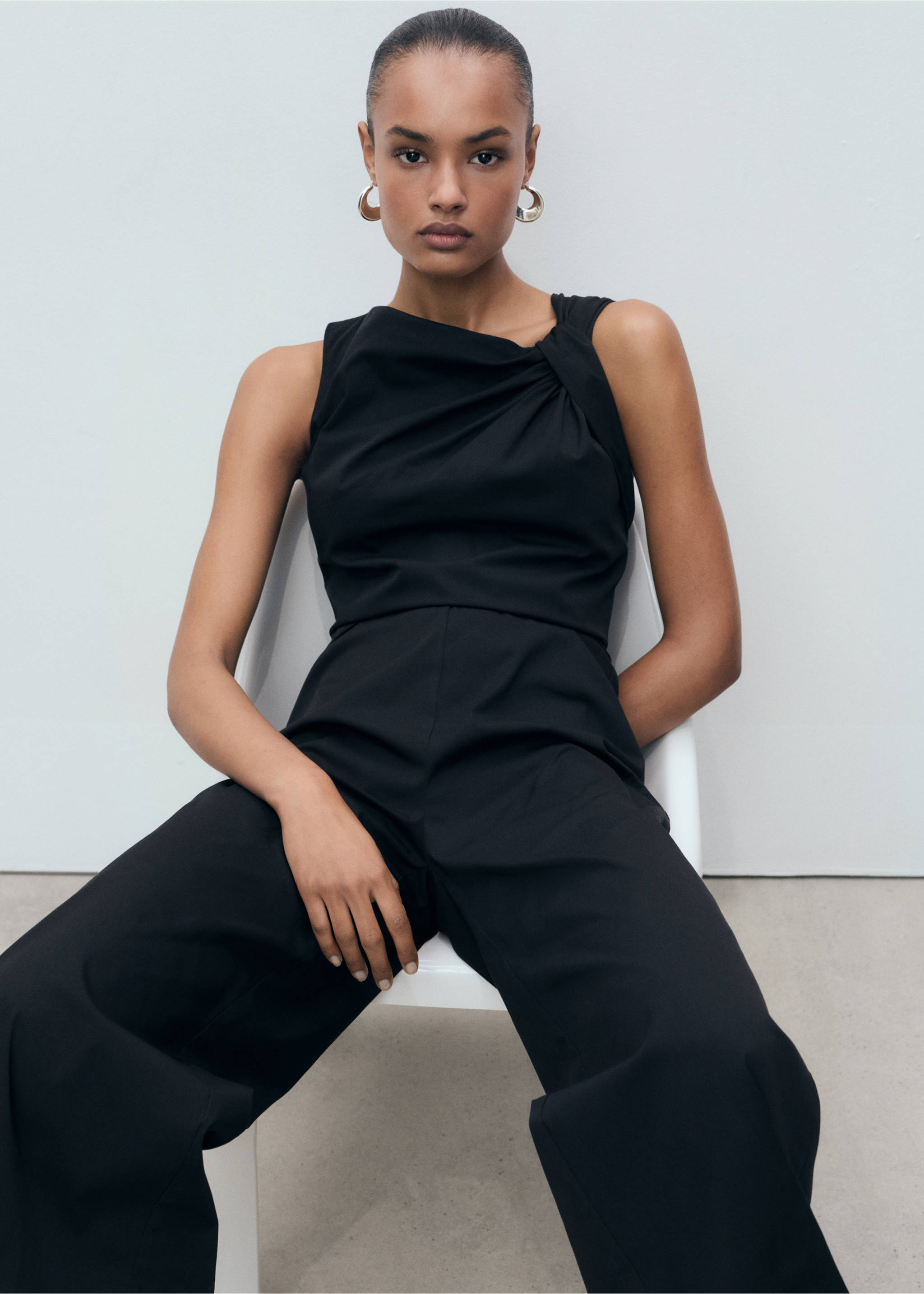 Mono largo culotte cuello drapeado - Detalle del artículo 2, Negro. Ref: 87037195-00.