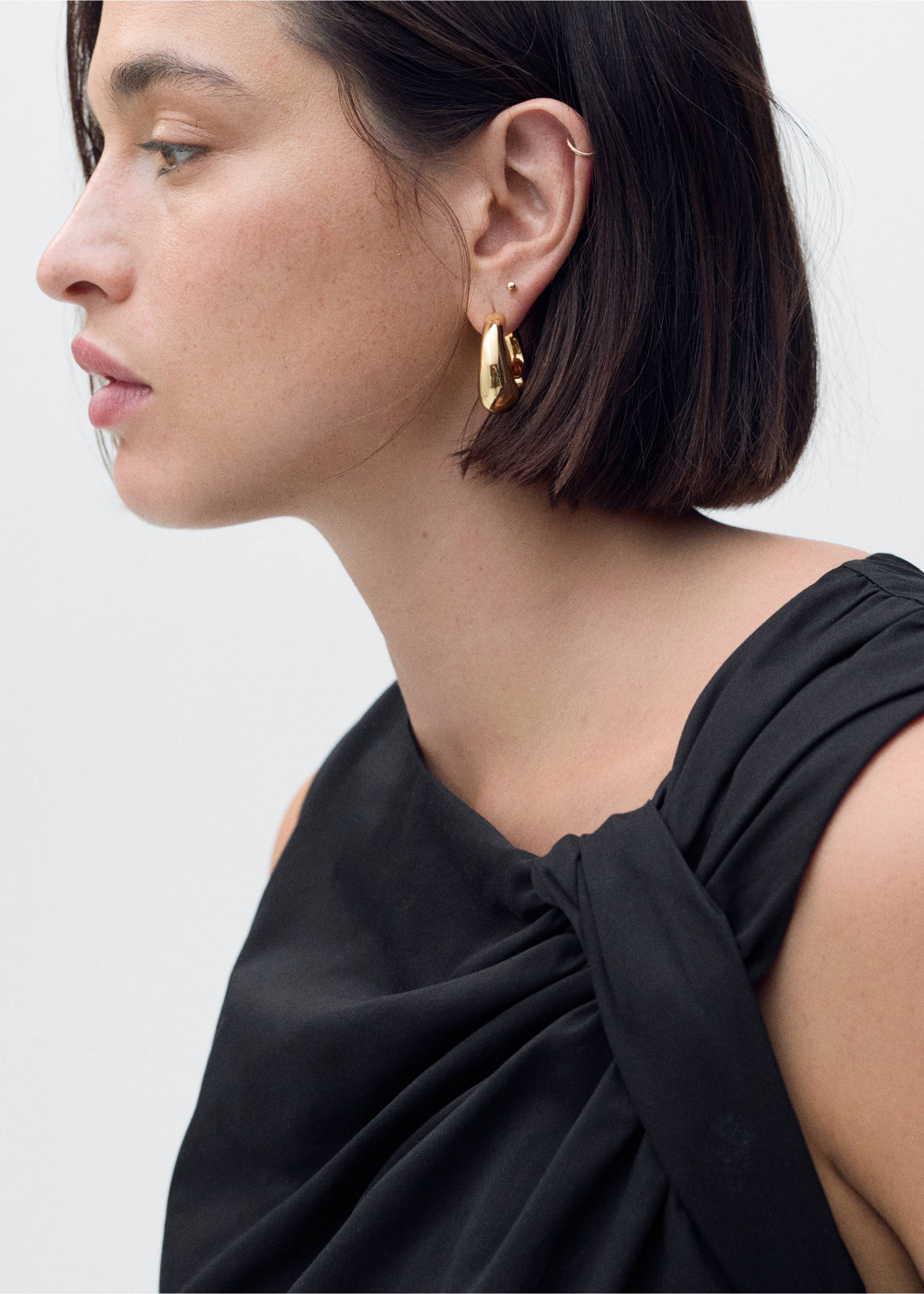 Mono largo culotte cuello drapeado - Detalle del artículo 4, Negro. Ref: 87037195-00.