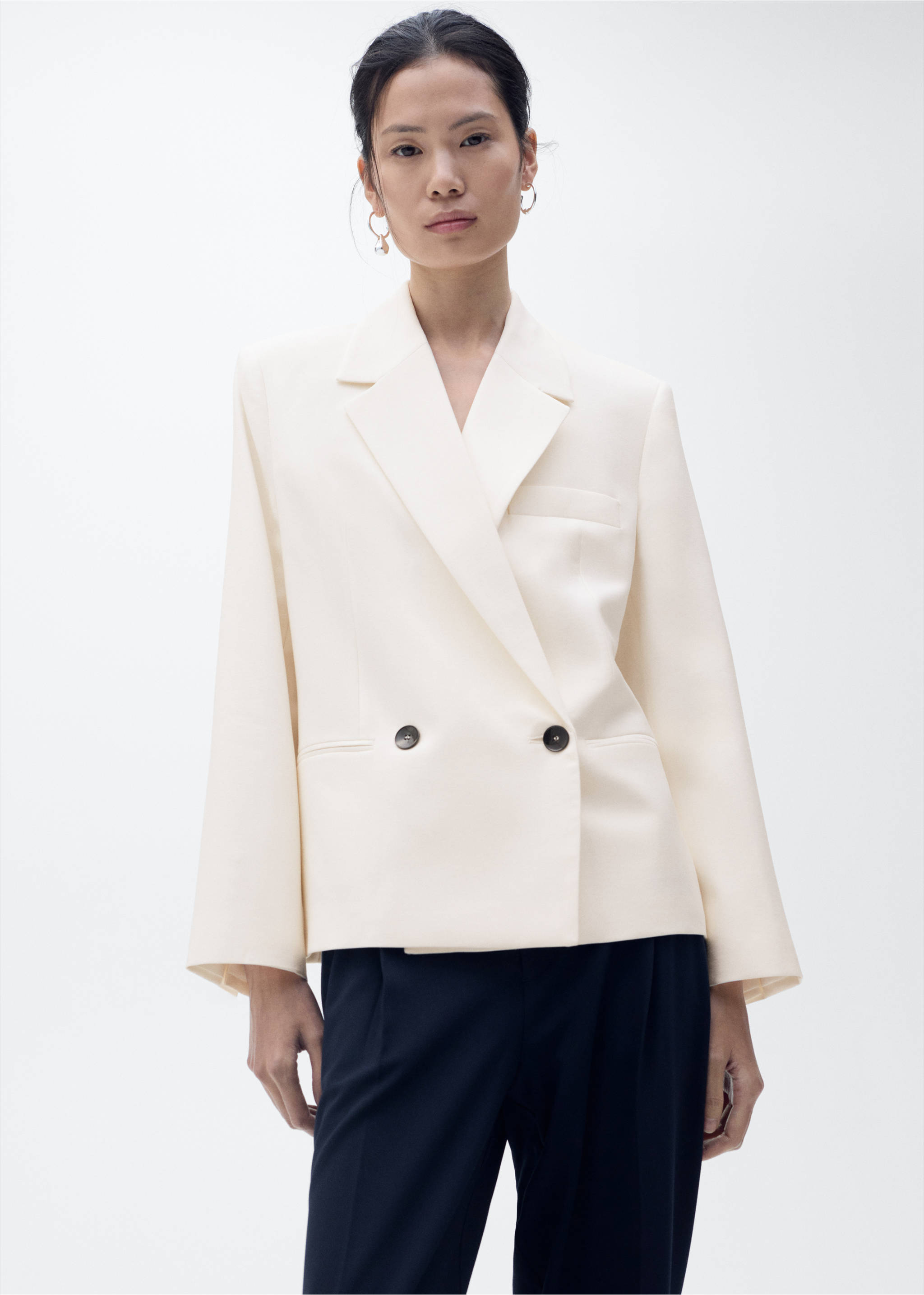 Blazer com abotoadura dupla em contraste - Plano médio, Branco. Ref: 87037196-00.