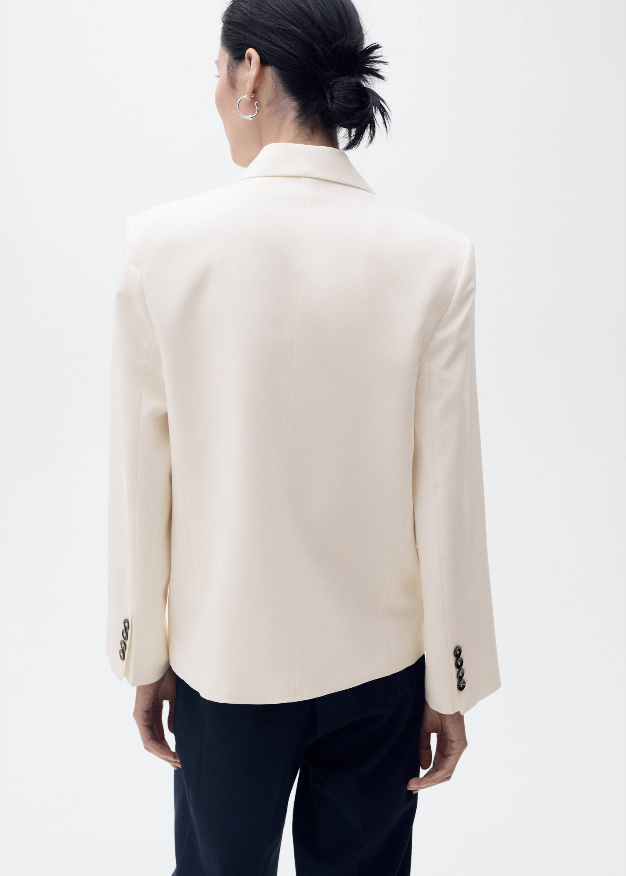 Zweireihiger Blazer mit Kontrastknöpfen - Rückseite des Artikels