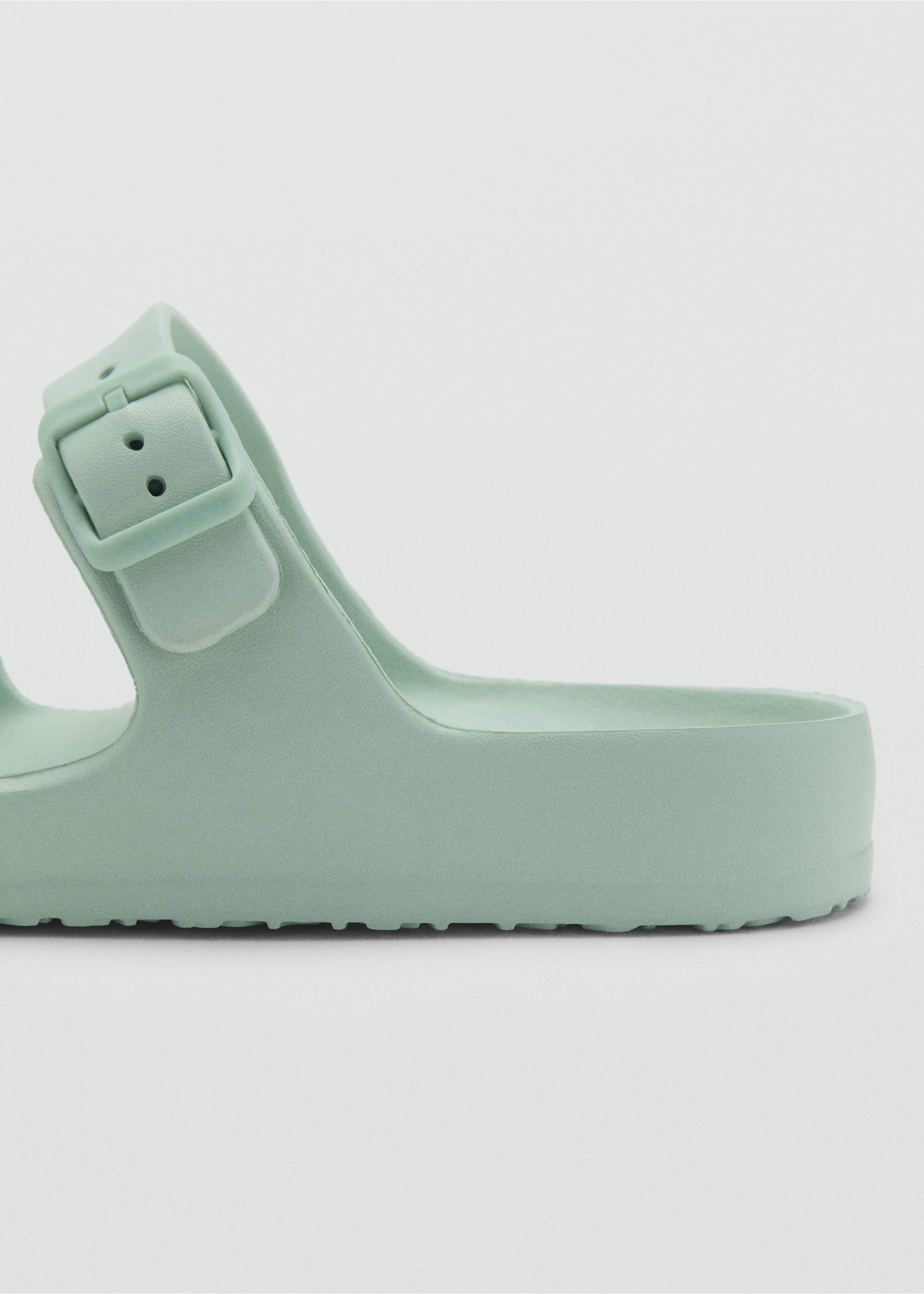 Flip-Flops mit Riemen und Schnalle - Detail des Artikels 1, Pastellgrün. Ref: 87037678-00.
