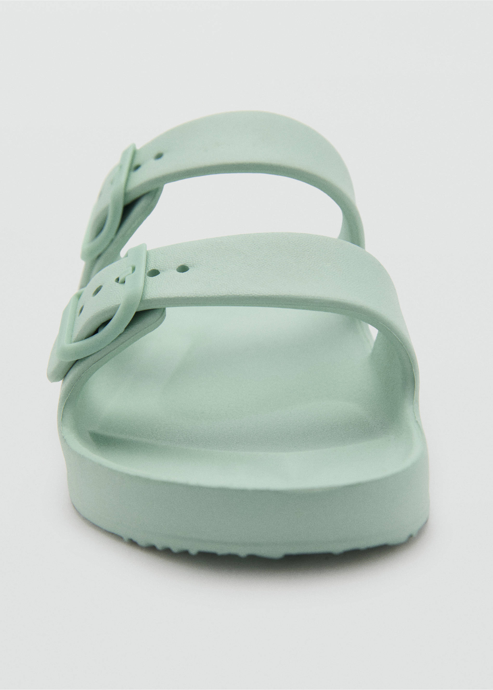Flip-Flops mit Riemen und Schnalle - Detail des Artikels 2, Pastellgrün. Ref: 87037678-00.