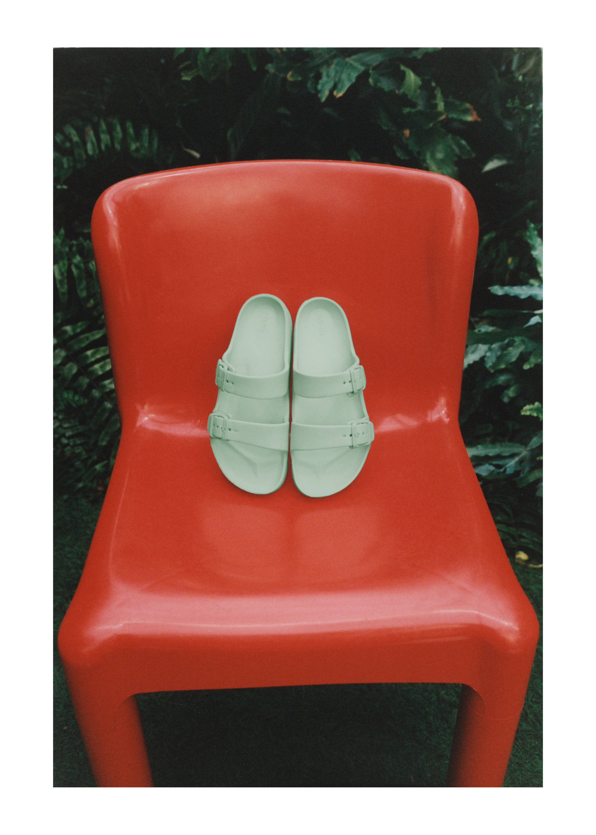 Flip-Flops mit Riemen und Schnalle - Detail des Artikels 5, Pastellgrün. Ref: 87037678-00.