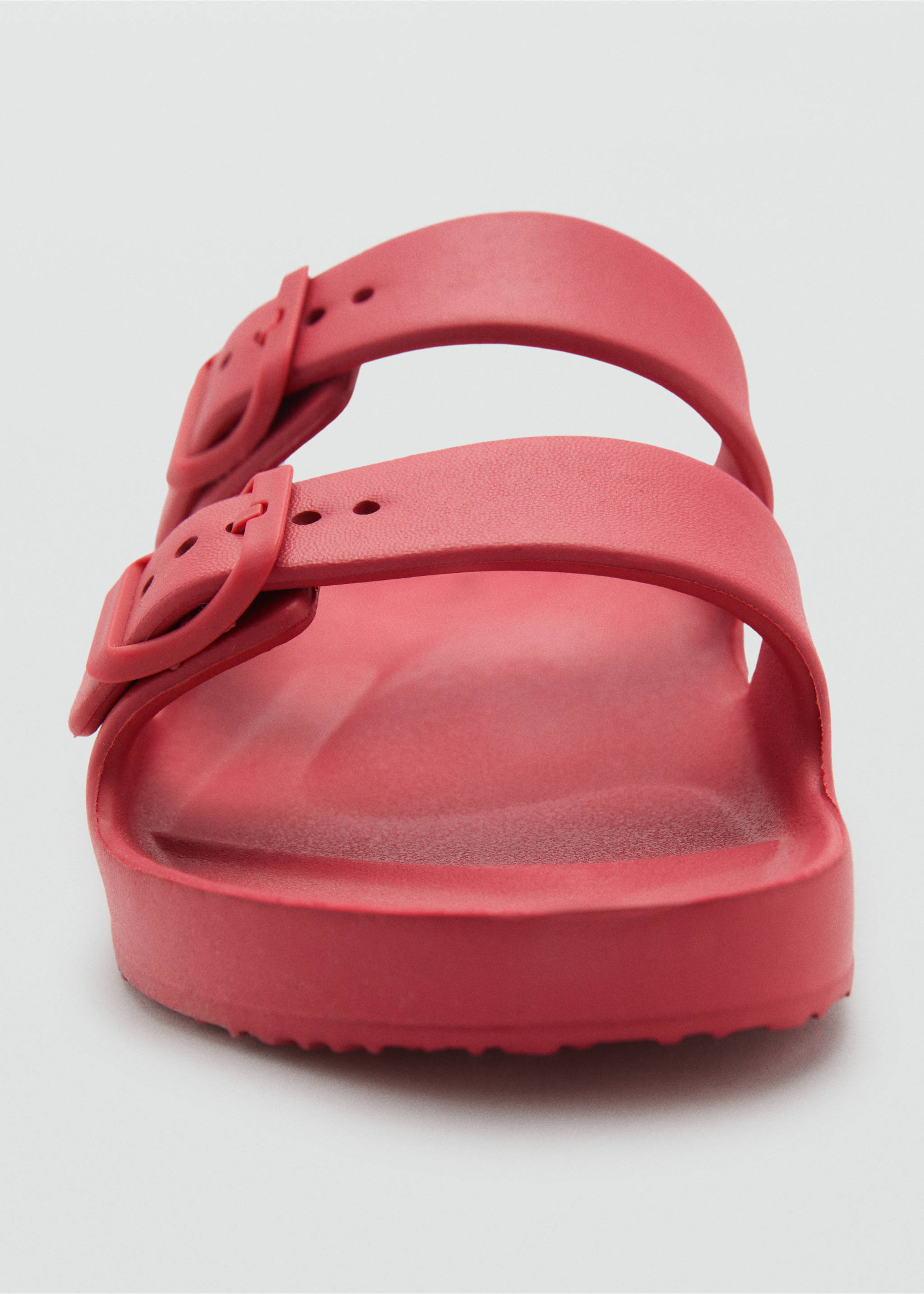 Flip-Flops mit Riemen und Schnalle - Detail des Artikels 3, Erdbeerrot. Ref: 87037679-00.