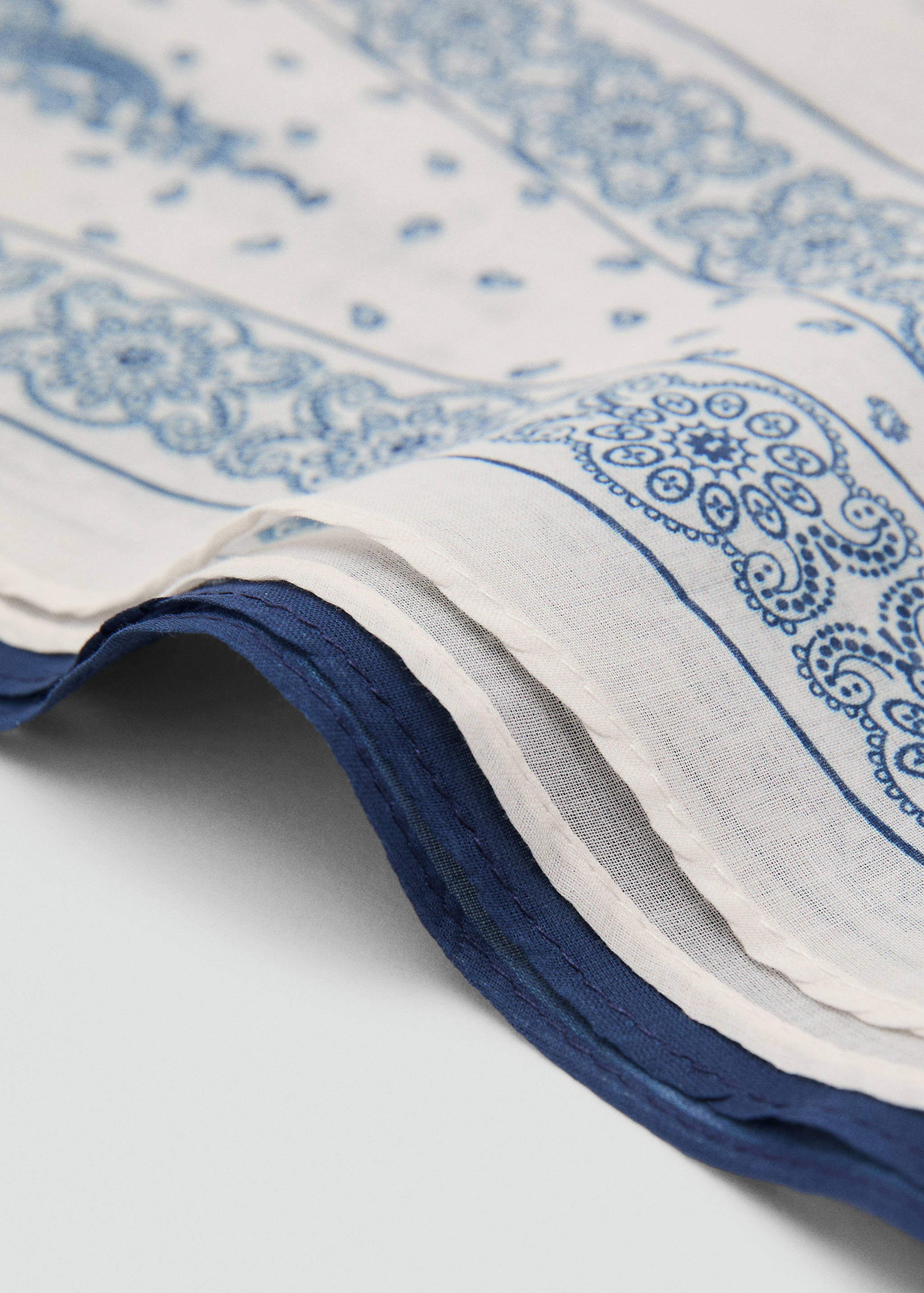 Set mit 2 kombinierten Taschentüchern - Mittlere Ansicht