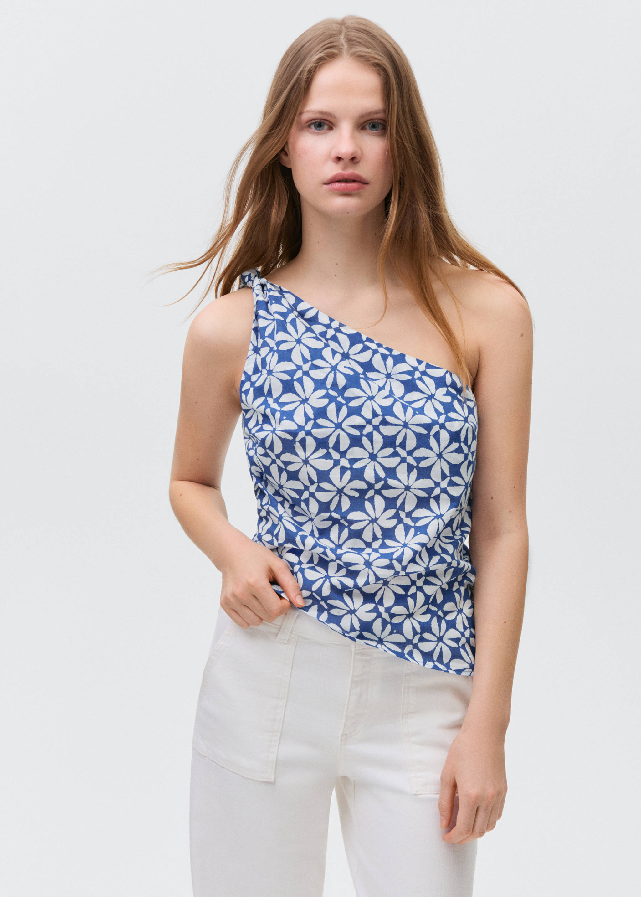 Top asimétrico estampado - Plano medio