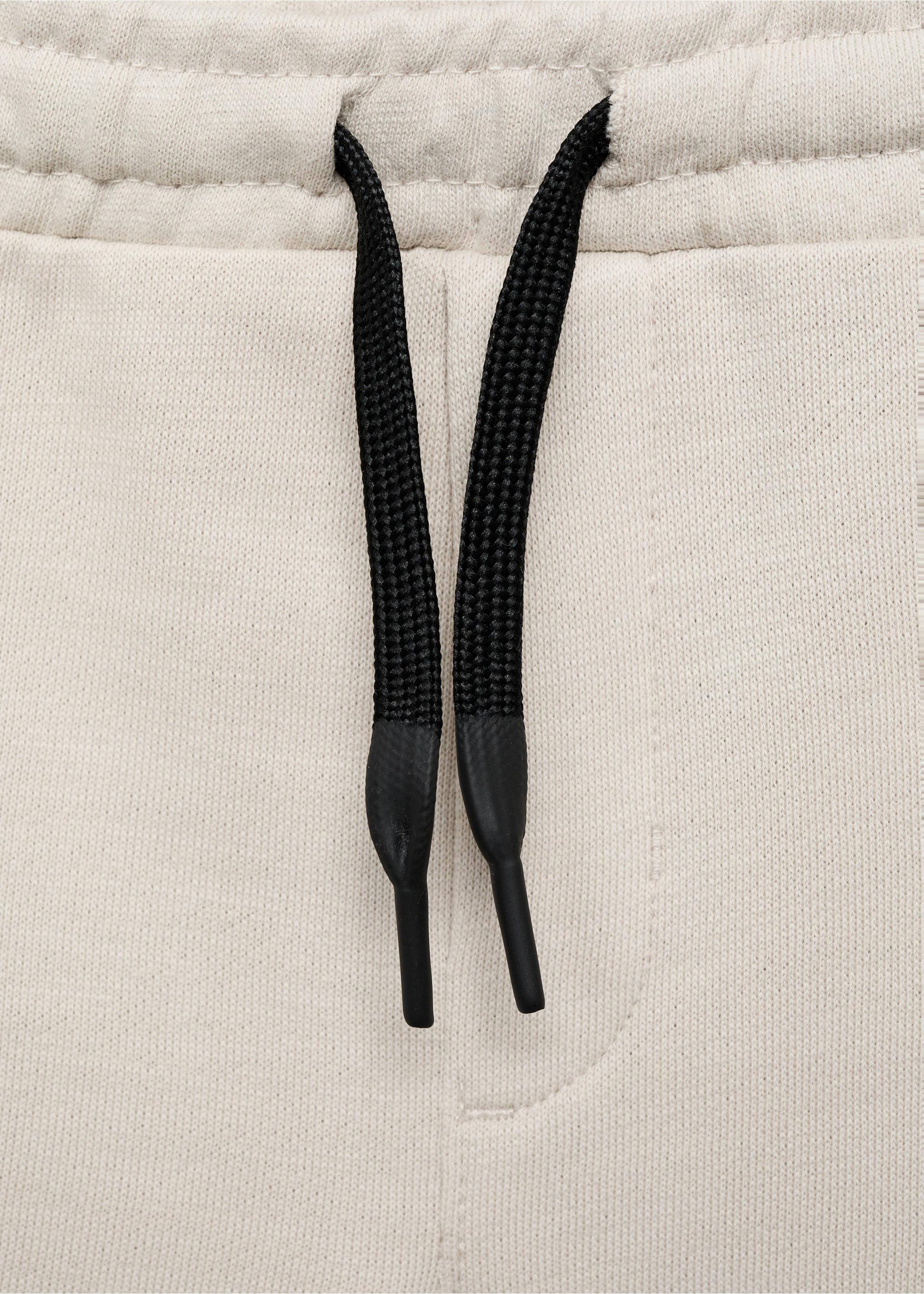 Contrast pockets Bermuda shorts - Details of the article 8, Sand. Ref: 87037705-00.