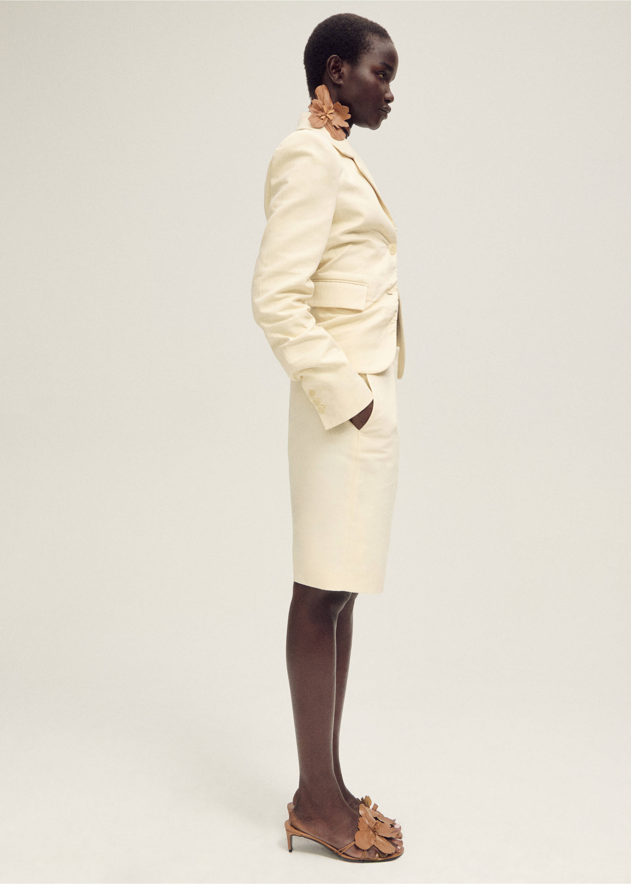 Klapki skórzane na obcasie z ozdobnym kwiatem - Plan ogólny, Średni Brązowy. Ref: 87037716-00.