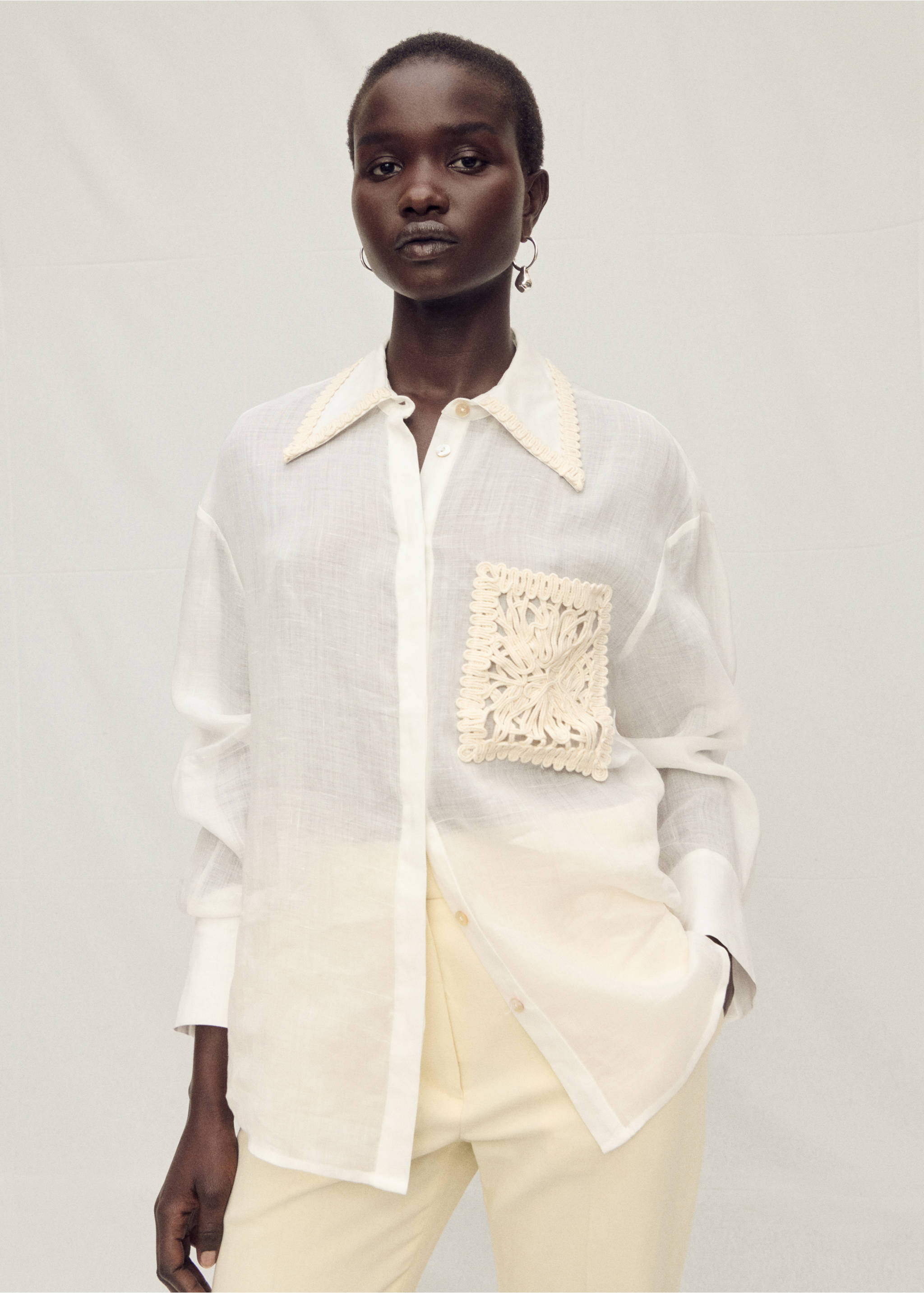 Camisa ramio bolsillo bordado - Plano medio, Blanco roto. Ref: 87037897-00.