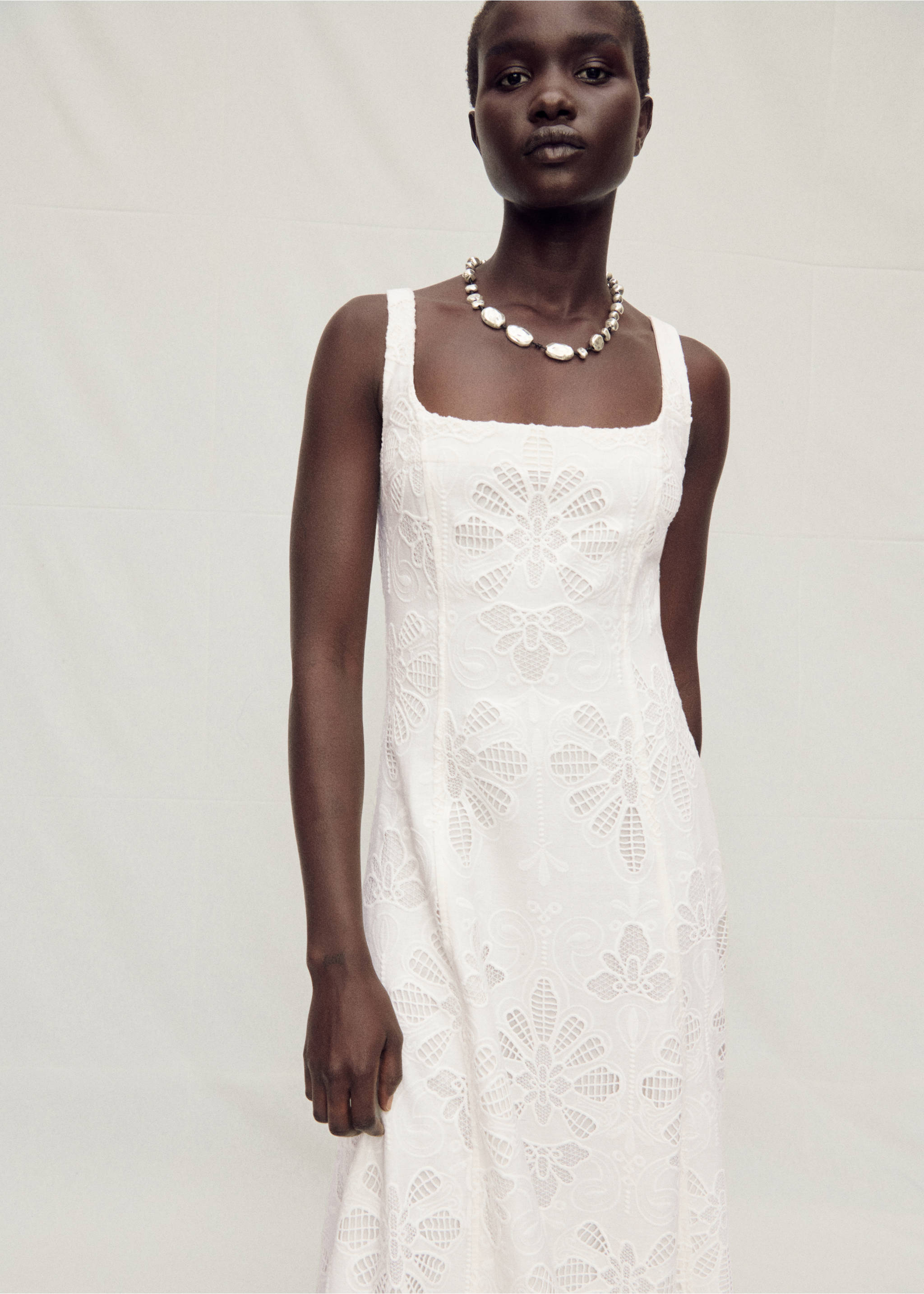 Vestido evasé lino bordado floral - Plano medio, Blanco roto. Ref: 87037901-00.