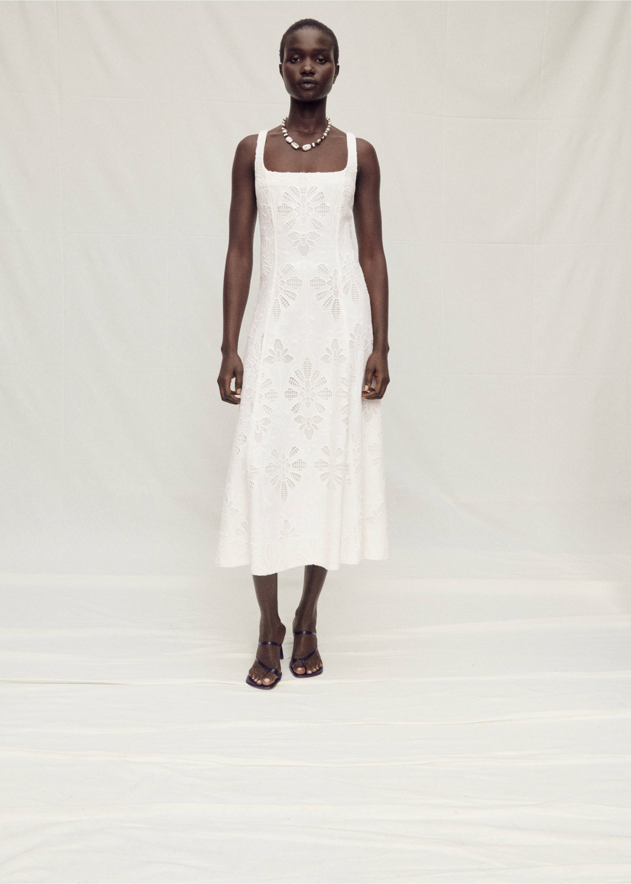 Vestido evasé lino bordado floral - Detalle del artículo 2, Blanco roto. Ref: 87037901-00.