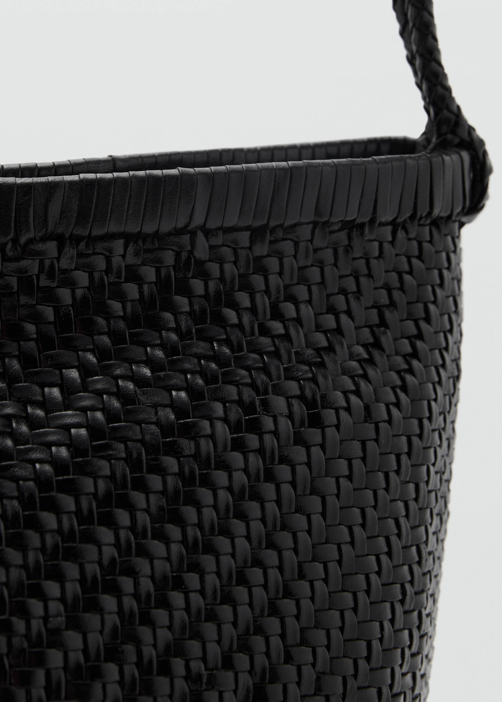 Medium braided leather shoulder bag - Details of the article 2