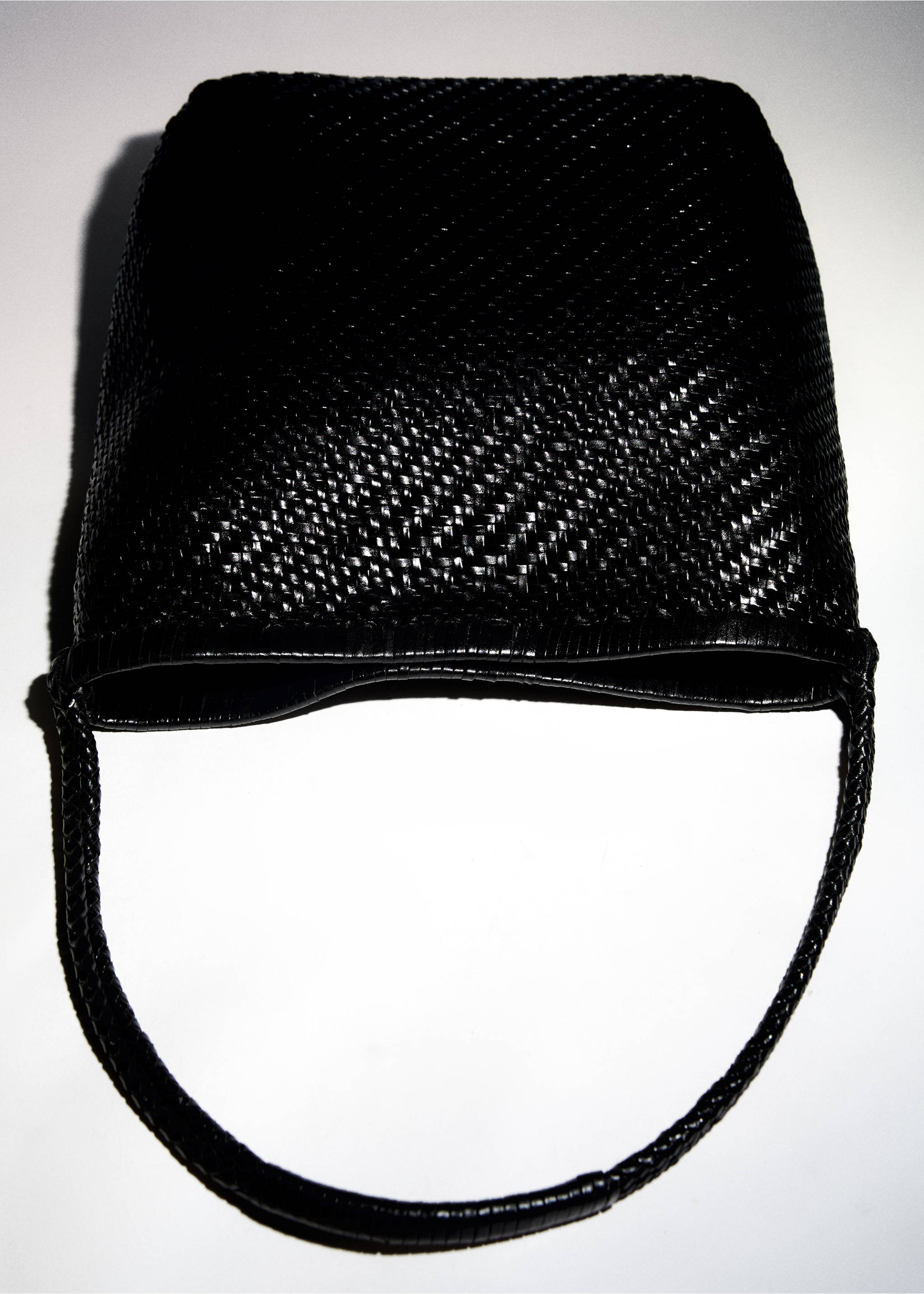 Medium braided leather shoulder bag - Details of the article 5, Black. Ref: 87038641-00.