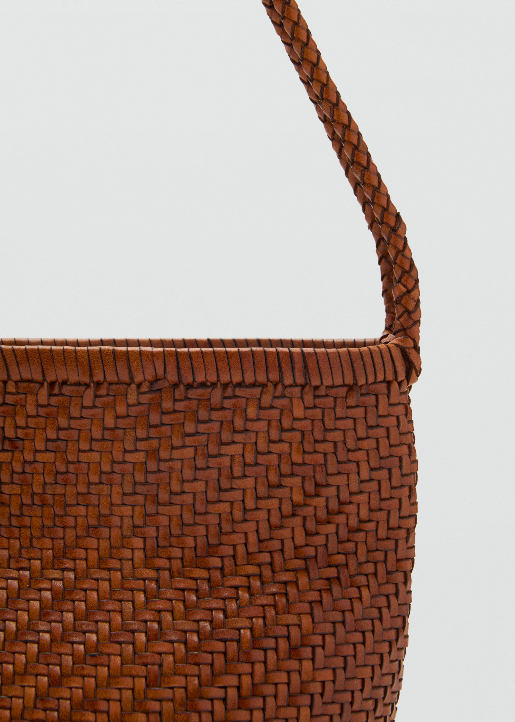 Medium braided leather shoulder bag - Details of the article 2, Leather. Ref: 87038641-00.