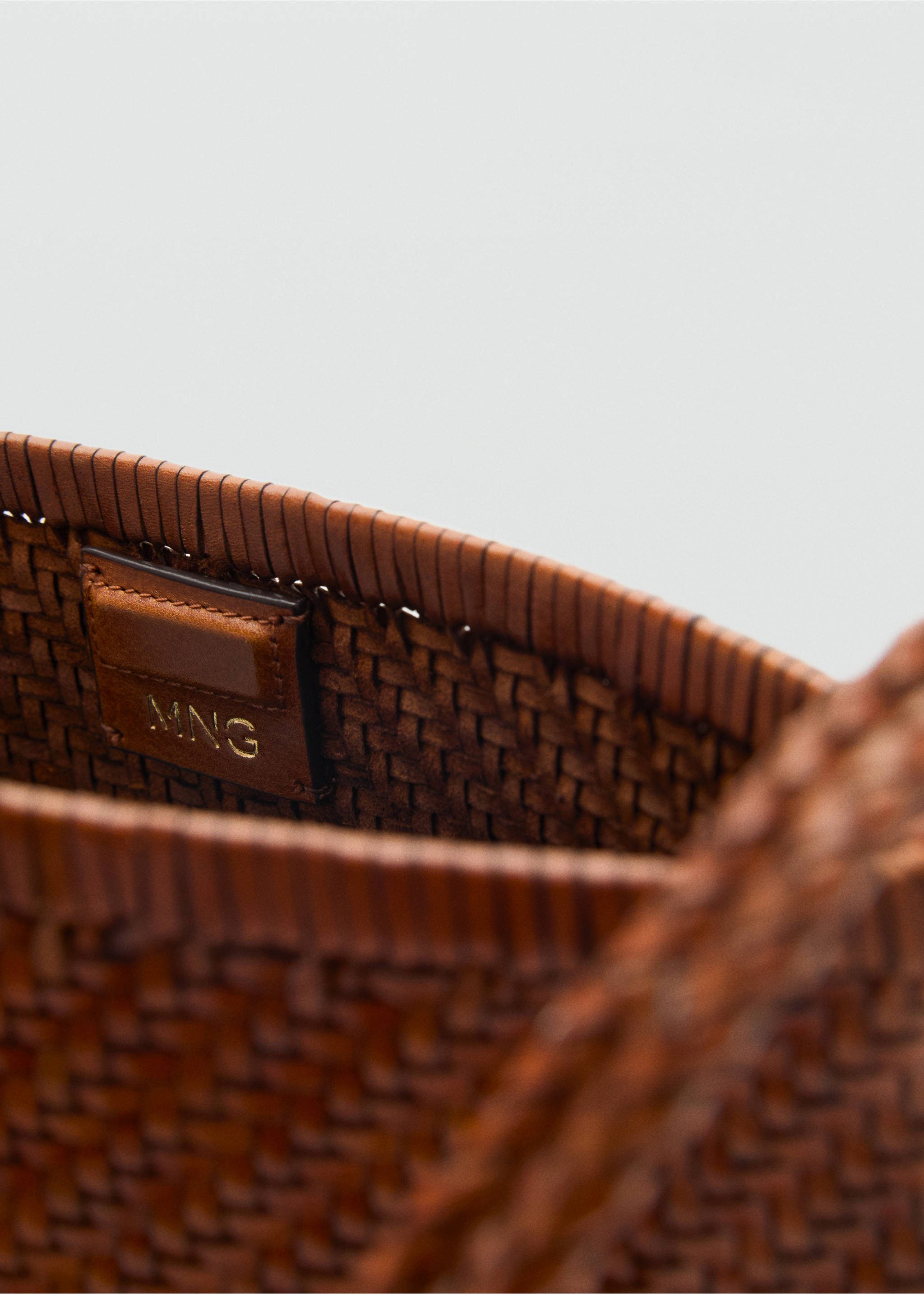 Medium braided leather shoulder bag - Details of the article 3, Leather. Ref: 87038641-00.