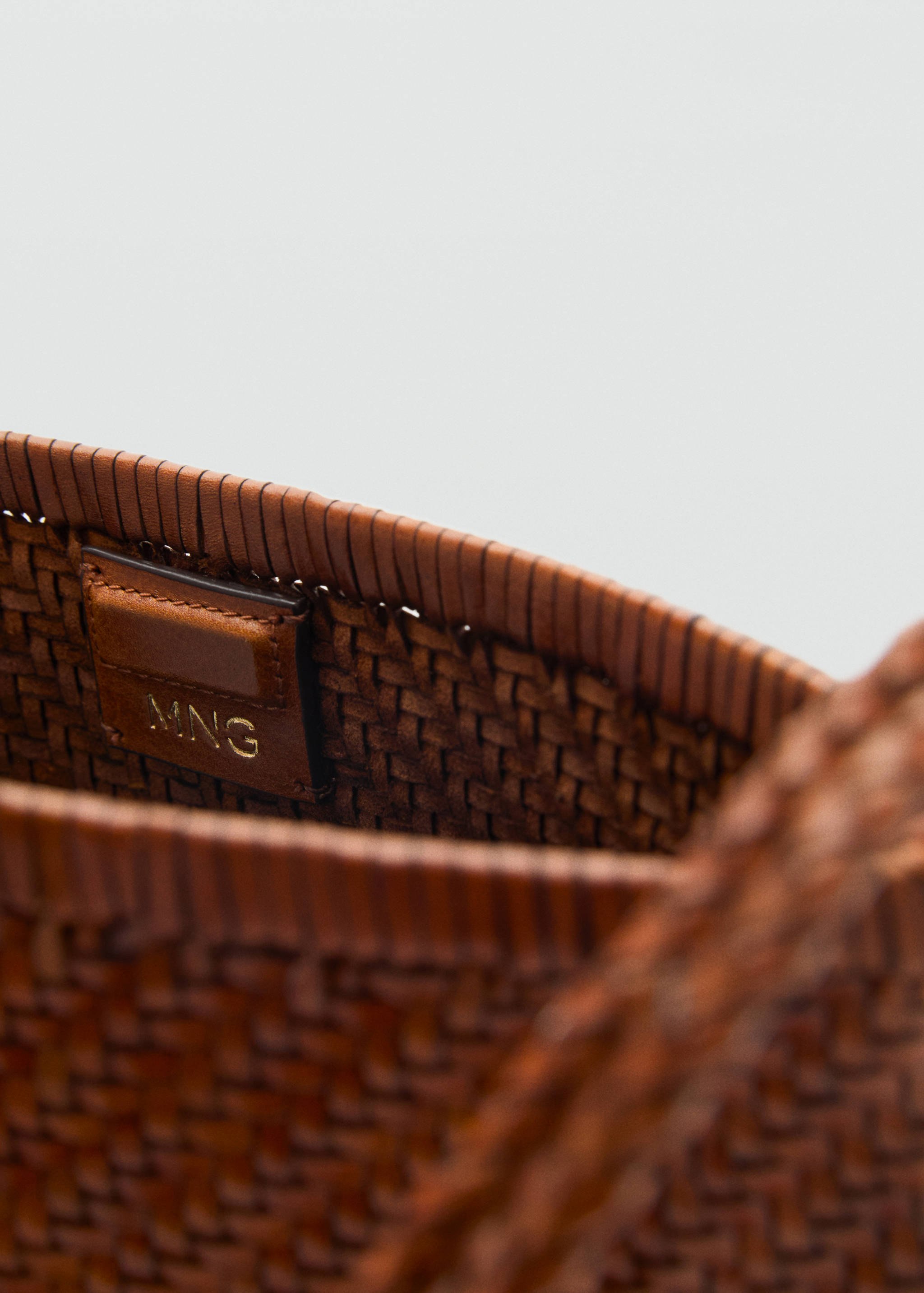 Medium braided leather shoulder bag - Details of the article 3