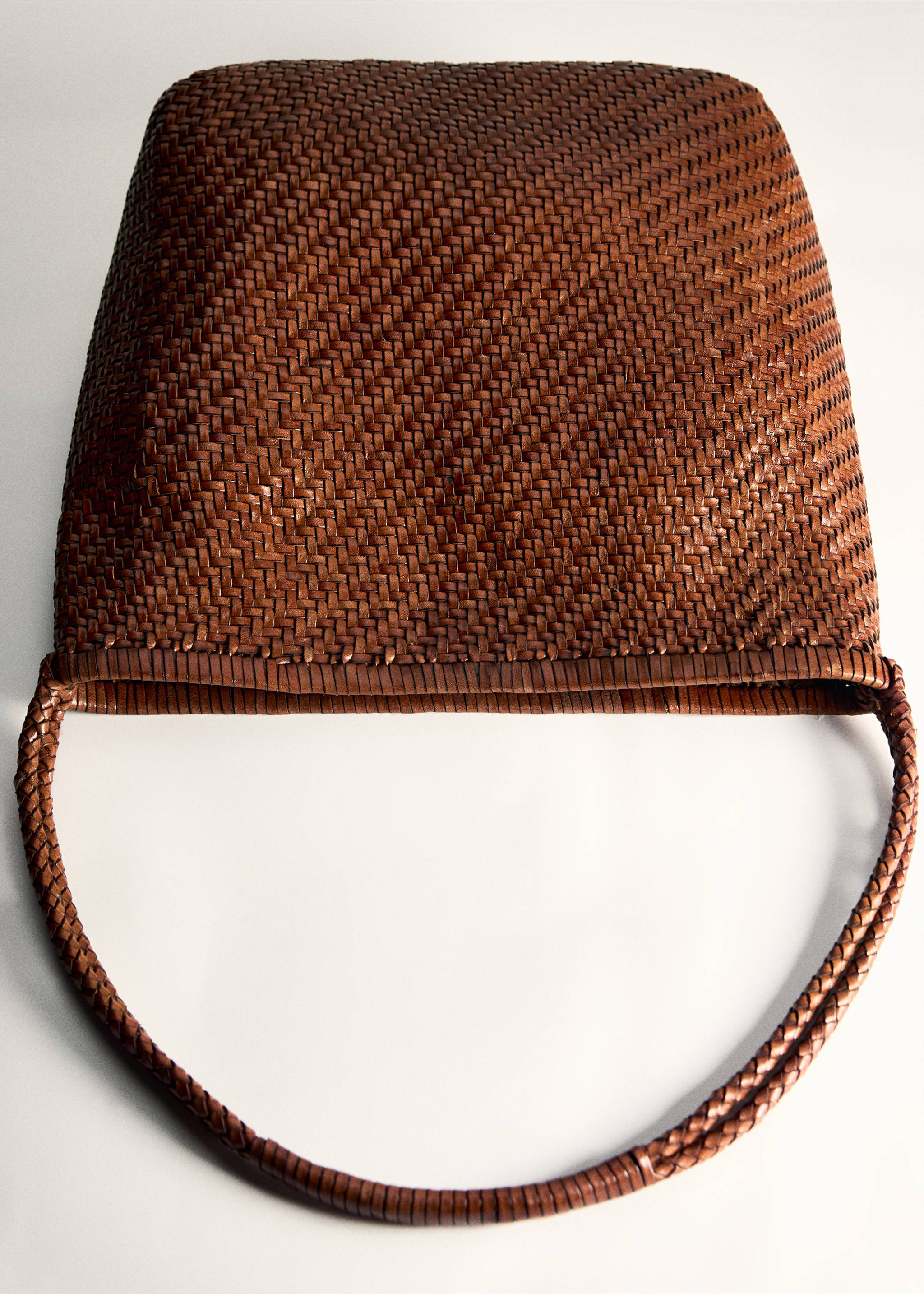 Medium braided leather shoulder bag - Details of the article 5, Leather. Ref: 87038641-00.