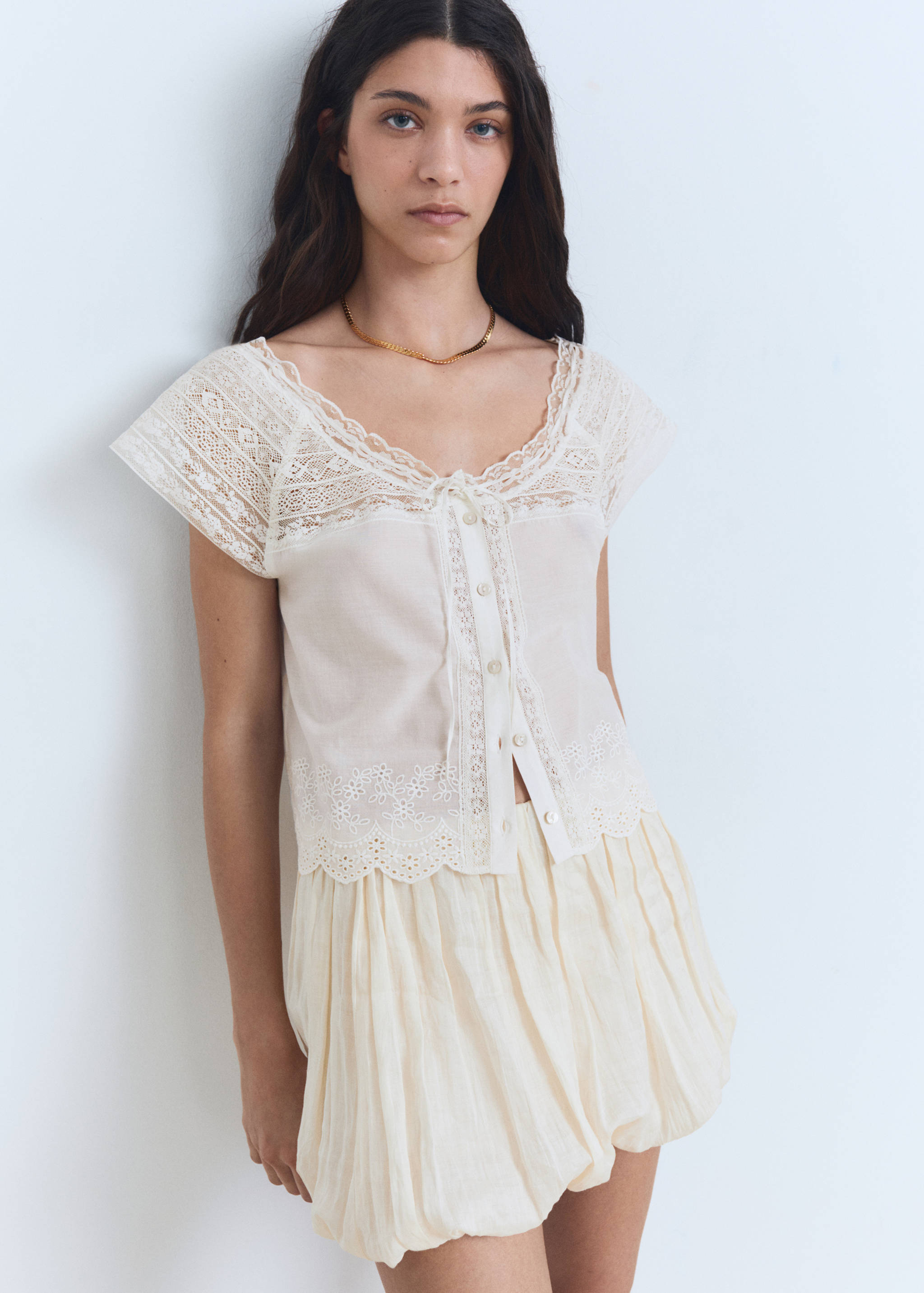 Cotton blouse with lace details - Medium plane