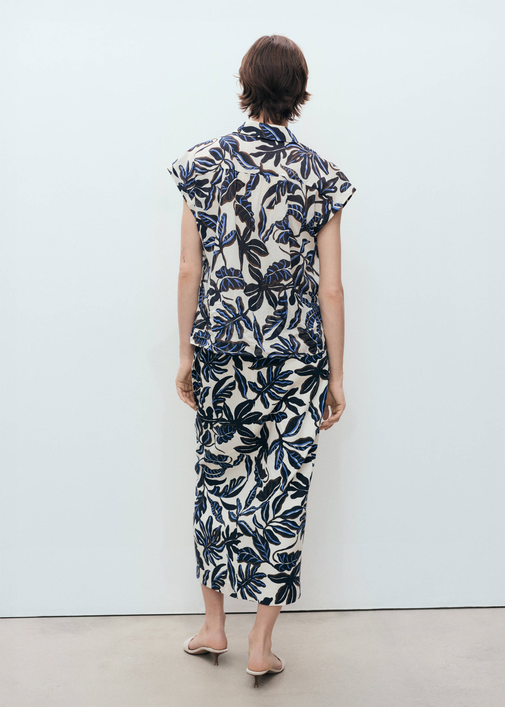 Printed cotton shirt with short sleeves - Reverse of the article