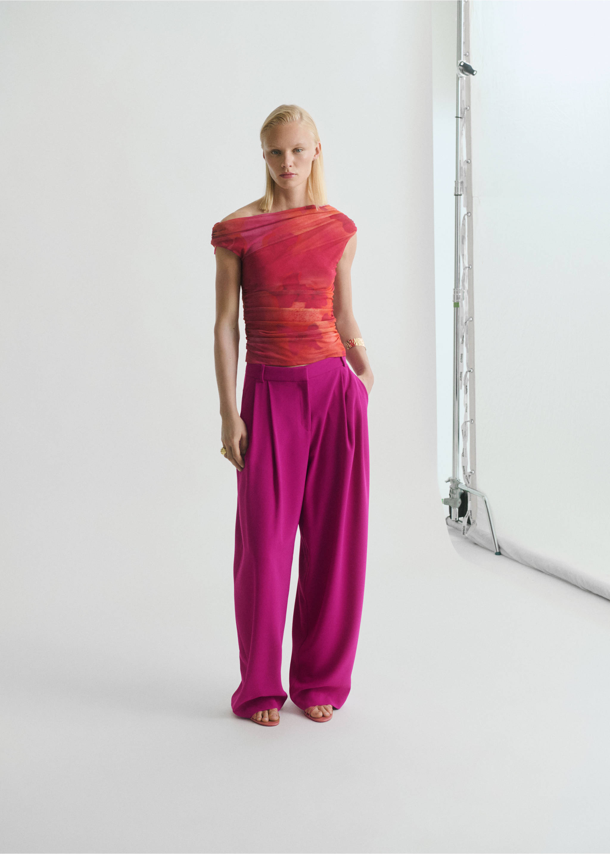 Top asymétrique à fleurs - Plan général, Fuchsia. Ref: 87038653-00.