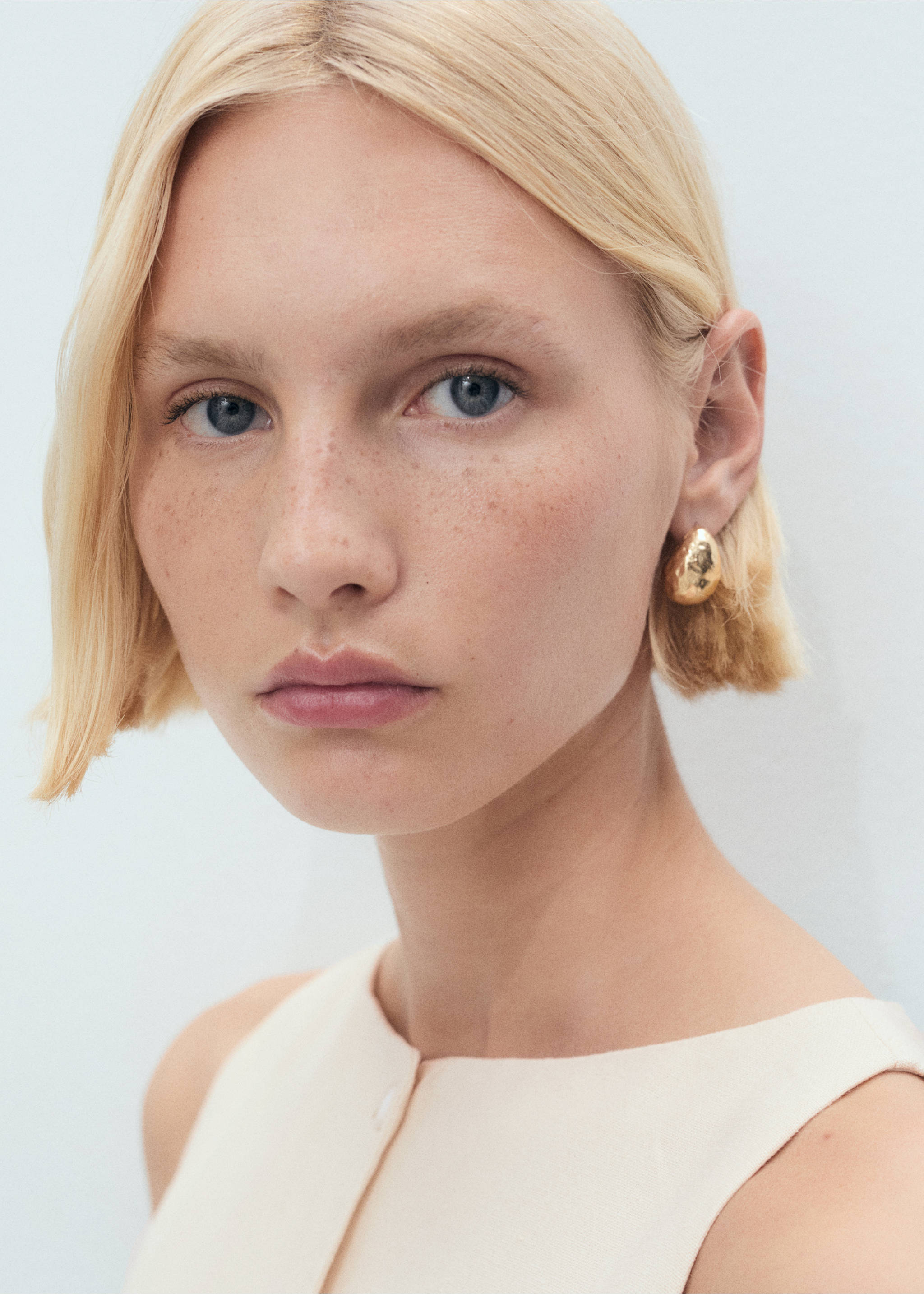 Short button-down linen-blend dress - Details of the article 1, Ecru. Ref: 87039065-00.