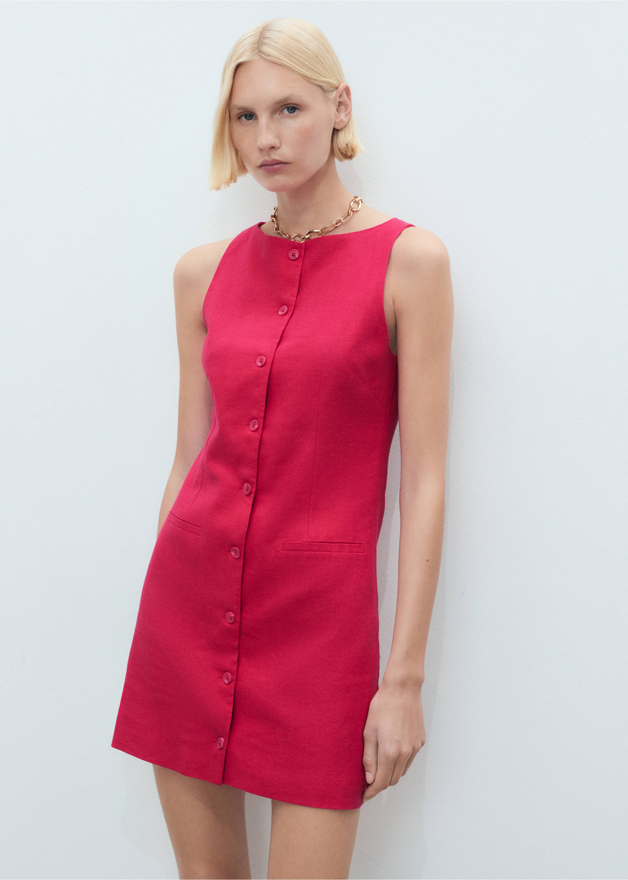 Krótka sukienka z mieszanki lnu z guzikami - Plan średni, Truskawkowy. Ref: 87039065-00.