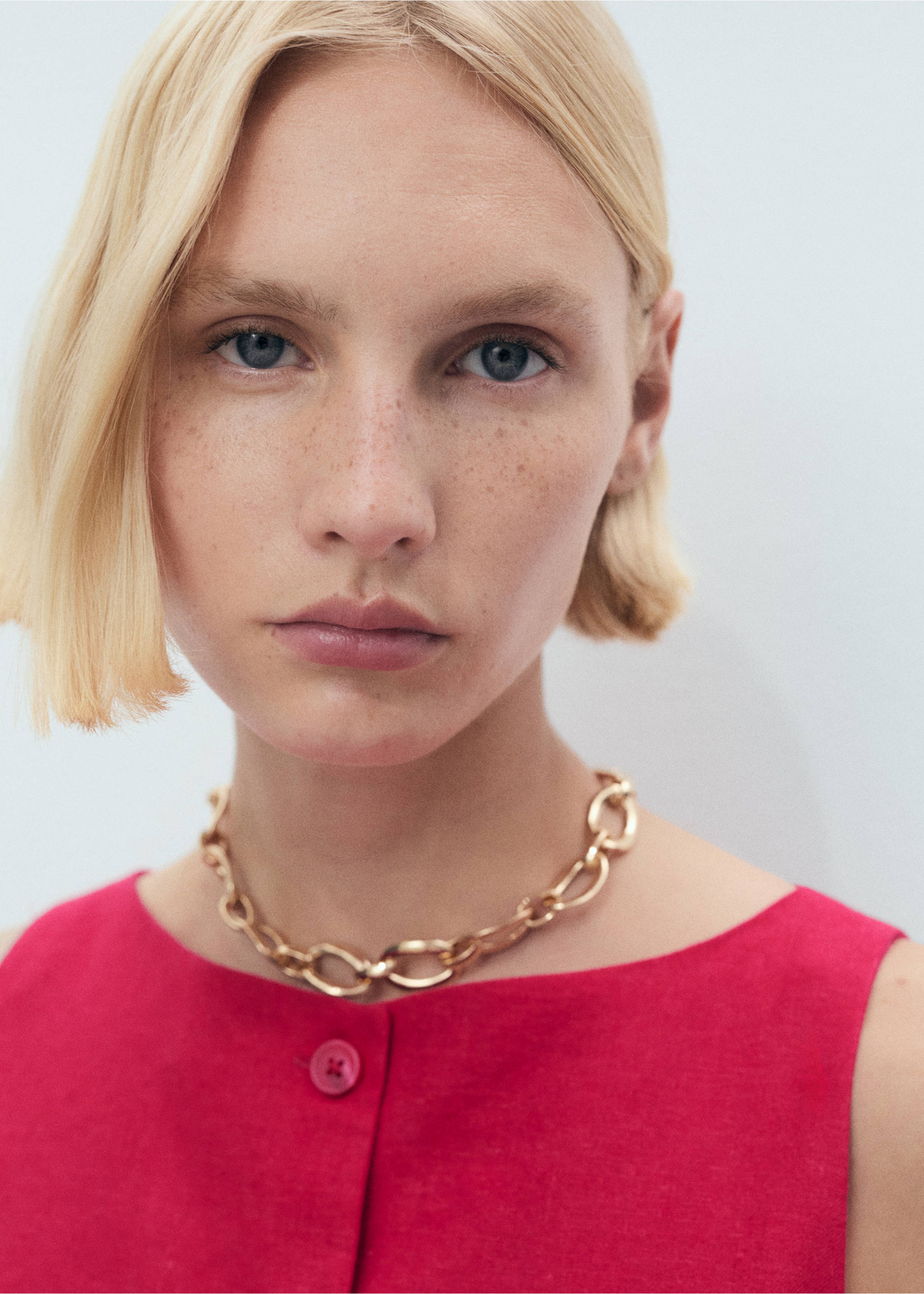 Krótka sukienka z mieszanki lnu z guzikami - Szczegóły artykułu 1, Truskawkowy. Ref: 87039065-00.