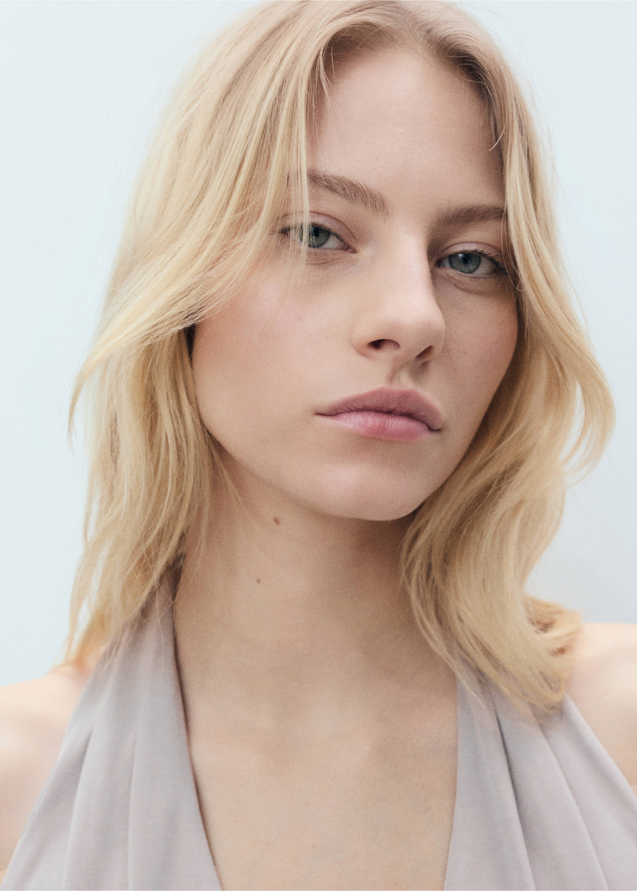 Halter-neck crossover top - Details of the article 1, Ice Grey. Ref: 87039211-00.