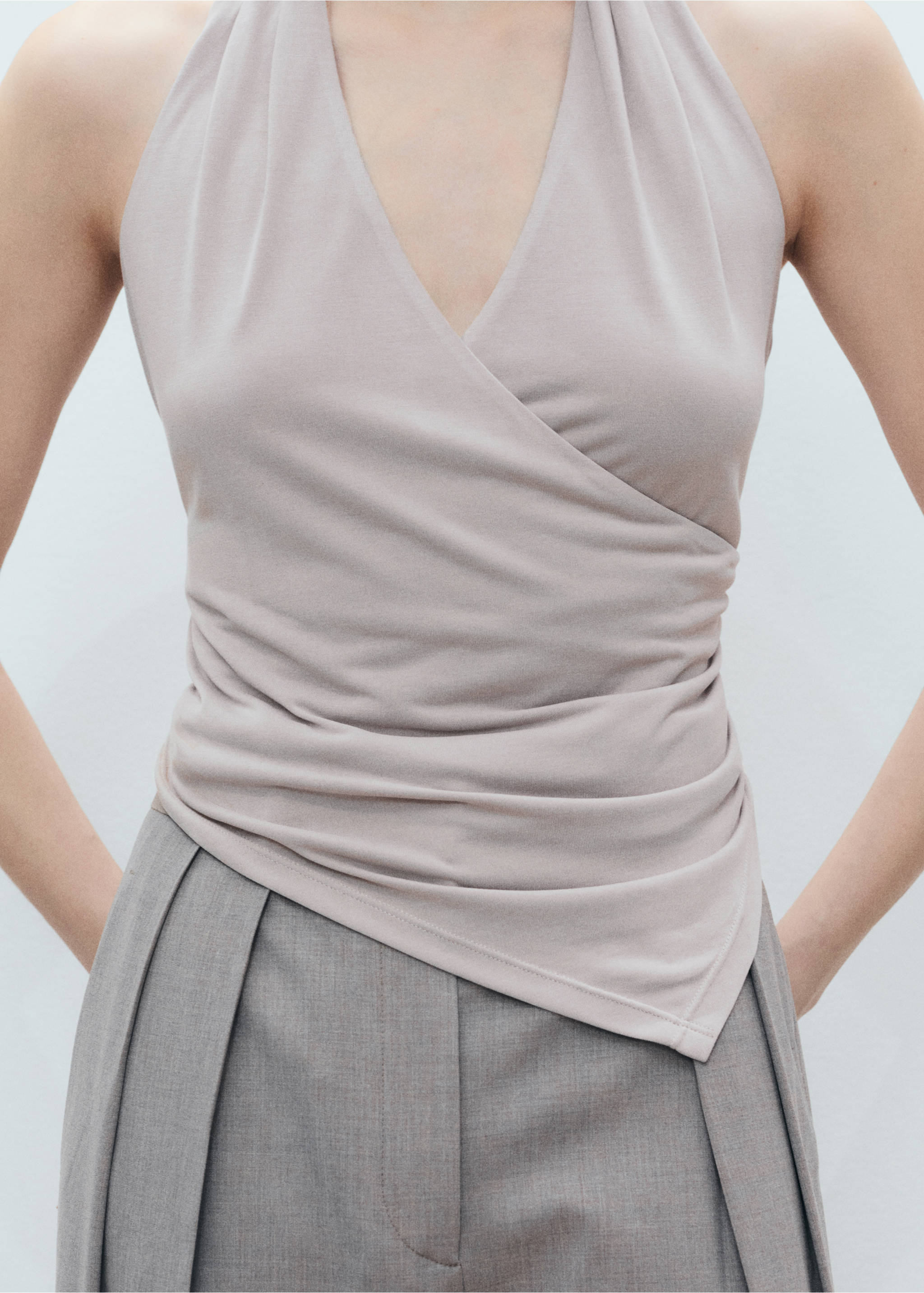 Halter-neck crossover top - Details of the article 3, Ice Grey. Ref: 87039211-00.